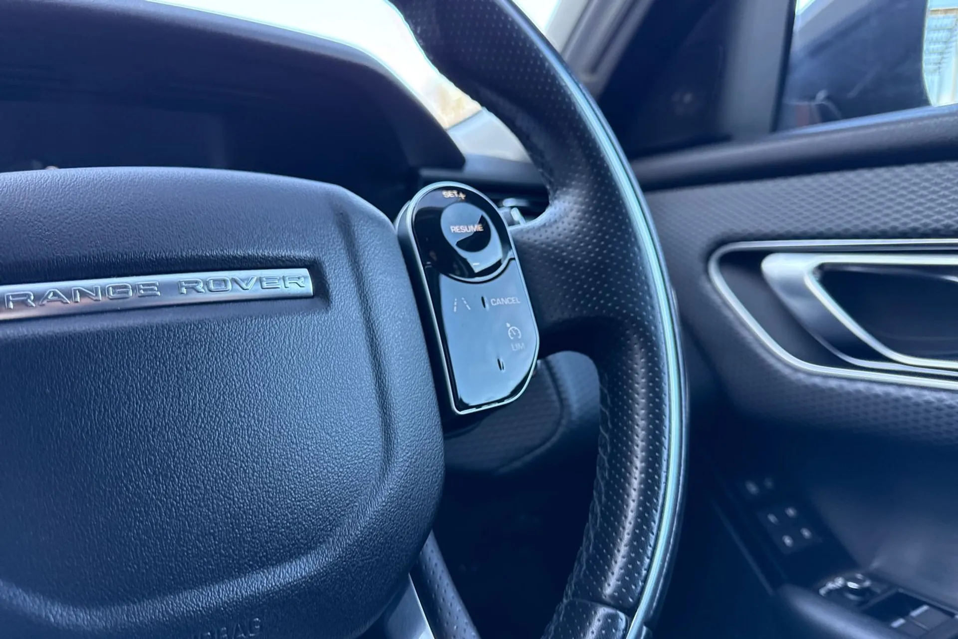 LAND ROVER RANGE ROVER VELAR thumbnail image number 37