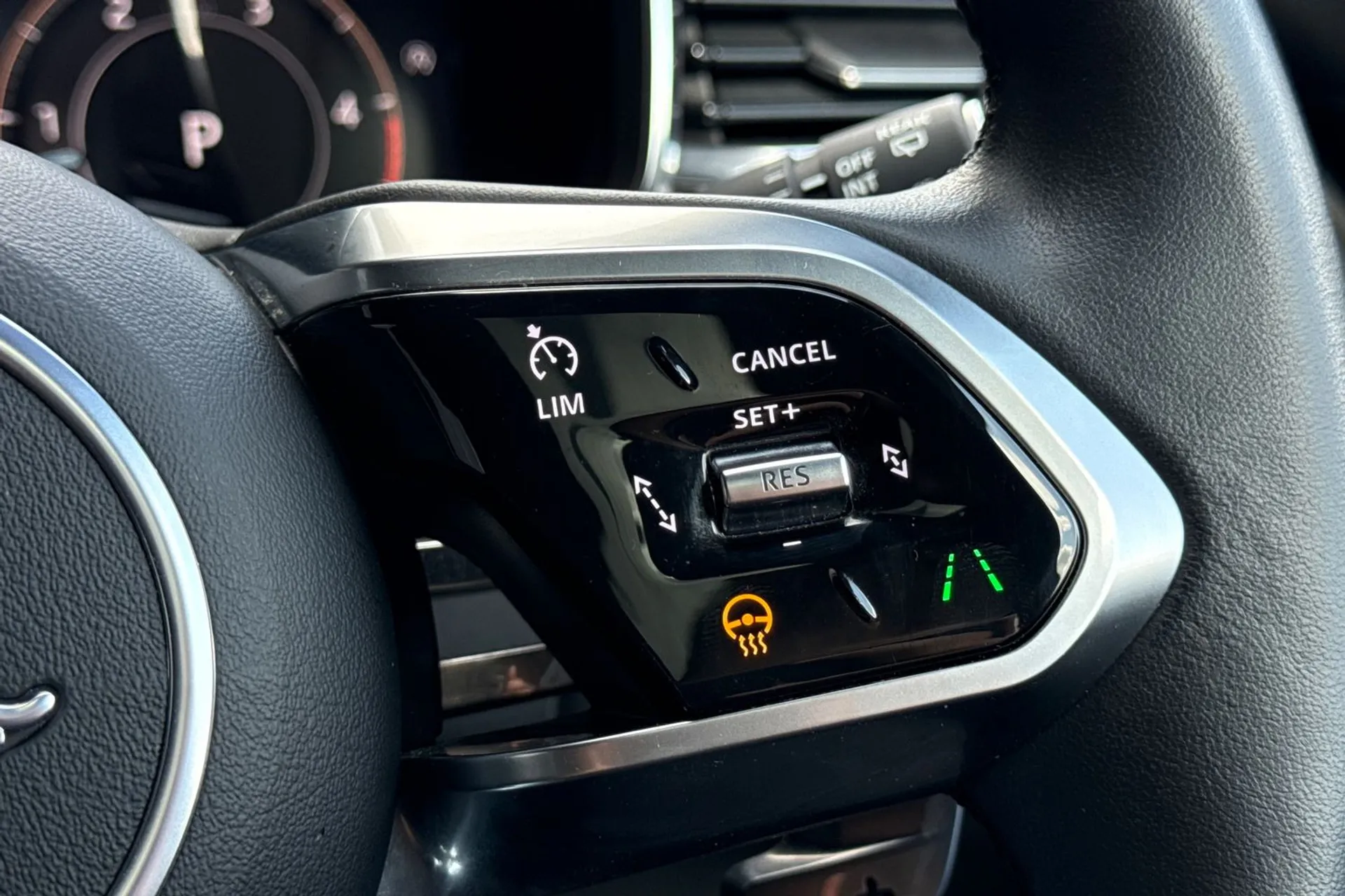 Jaguar F-PACE thumbnail image number 33