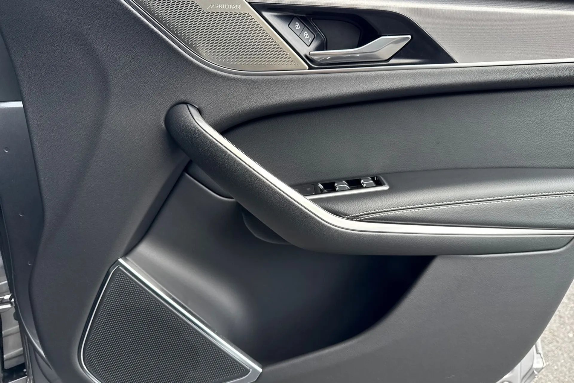 Jaguar F-PACE thumbnail image number 20