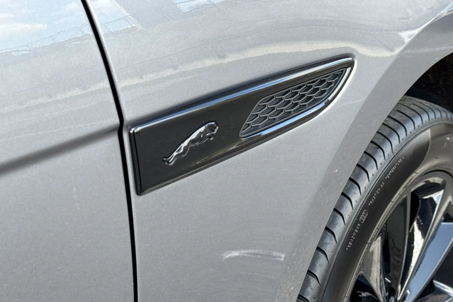 Jaguar F-PACE thumbnail image number 26