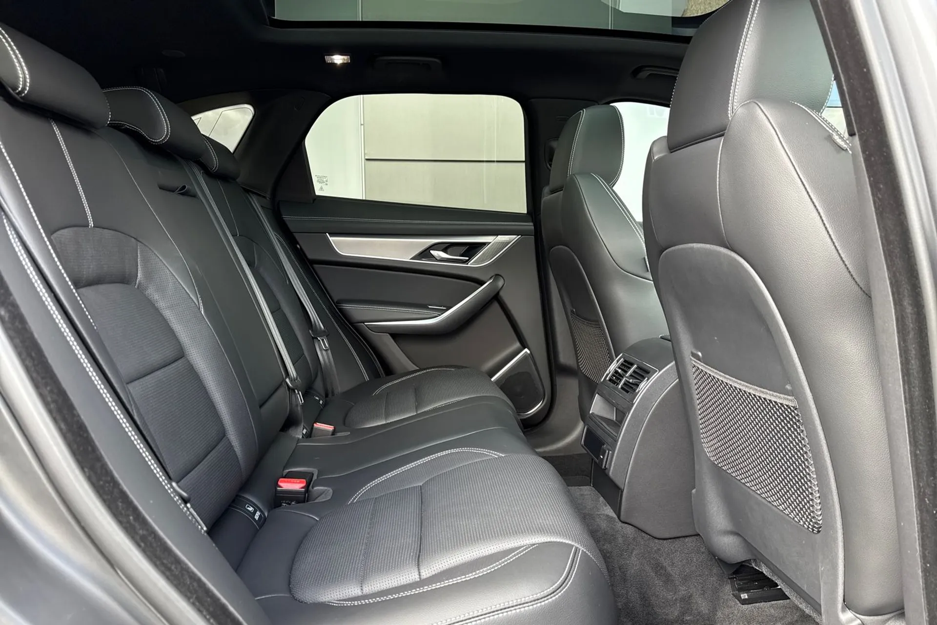 Jaguar F-PACE thumbnail image number 45