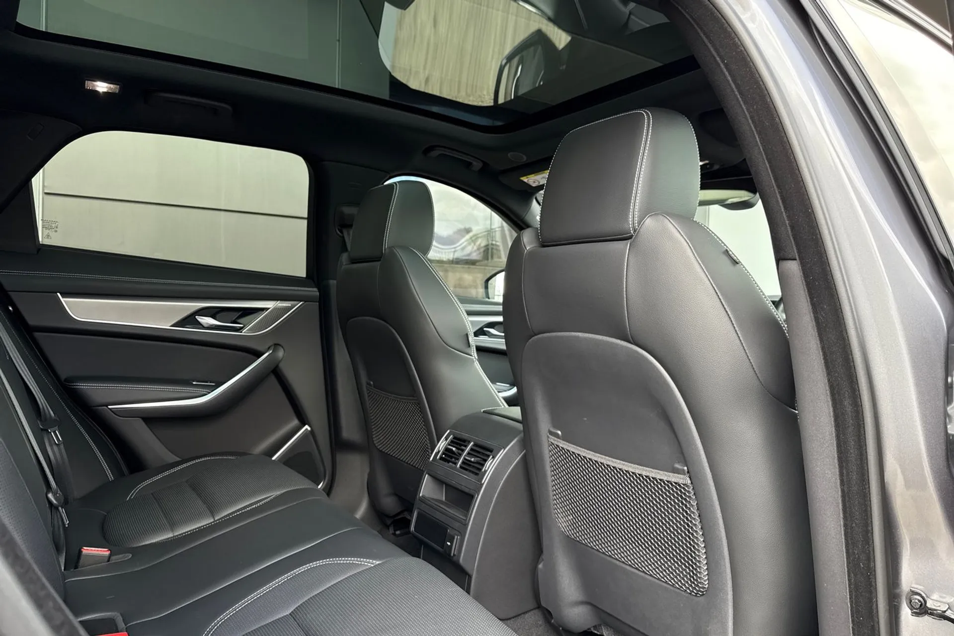 Jaguar F-PACE thumbnail image number 46