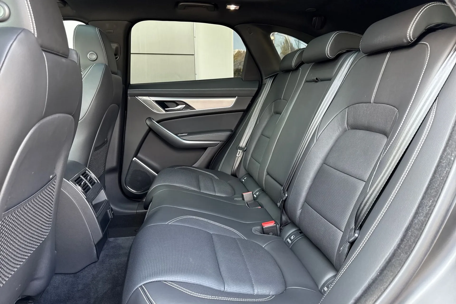 Jaguar F-PACE thumbnail image number 52