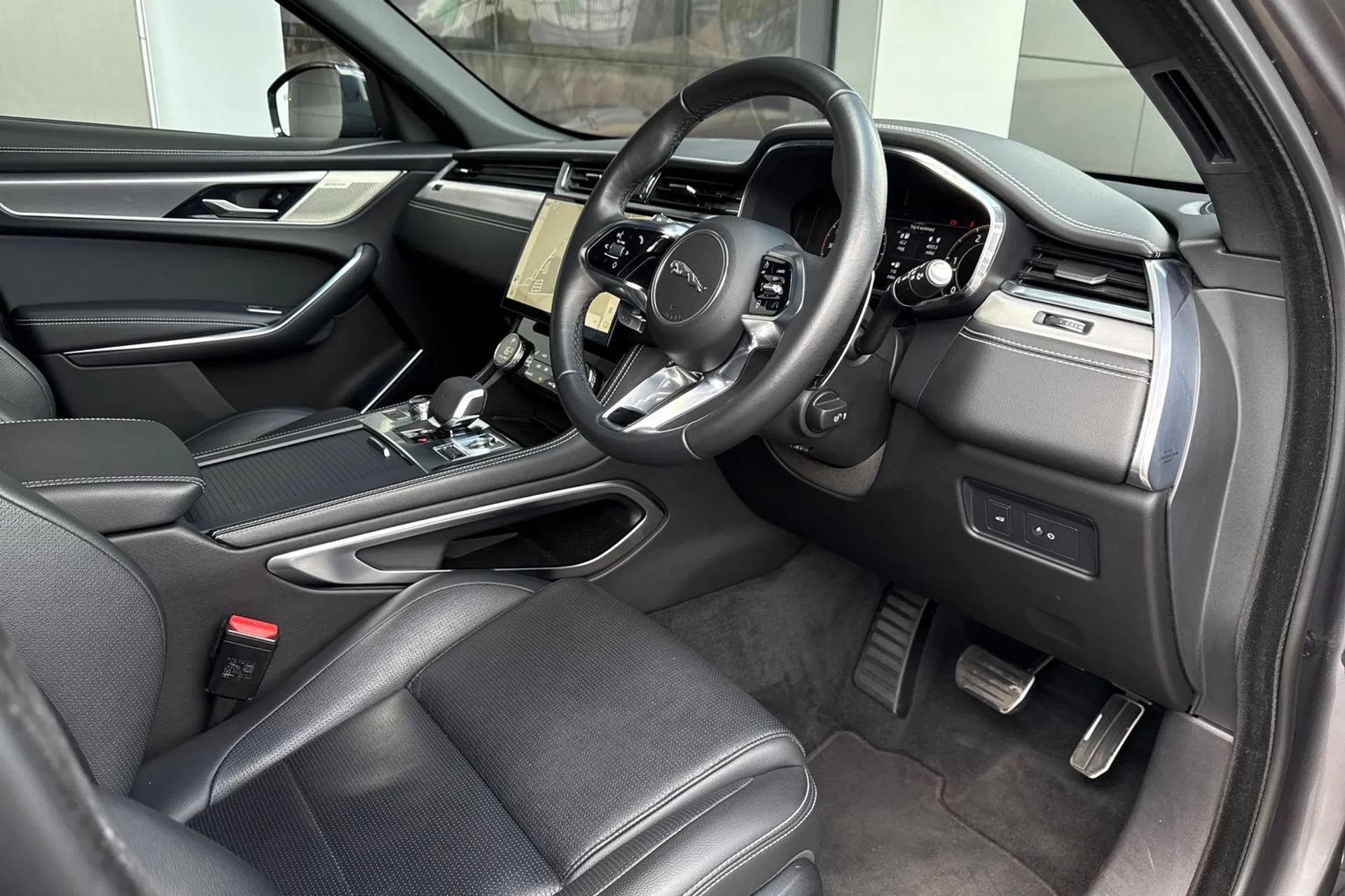 Jaguar F-PACE thumbnail image number 18