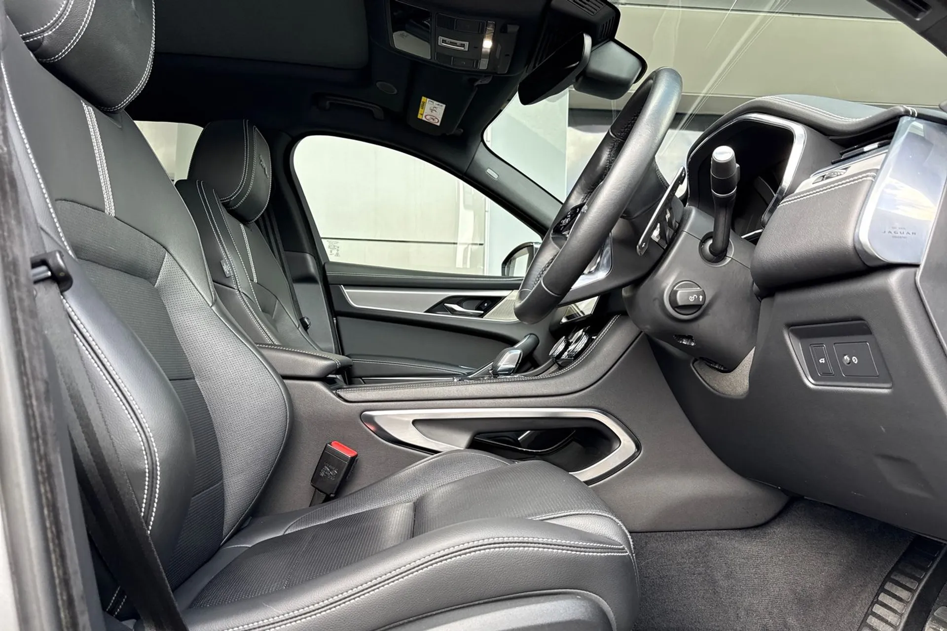 Jaguar F-PACE thumbnail image number 17