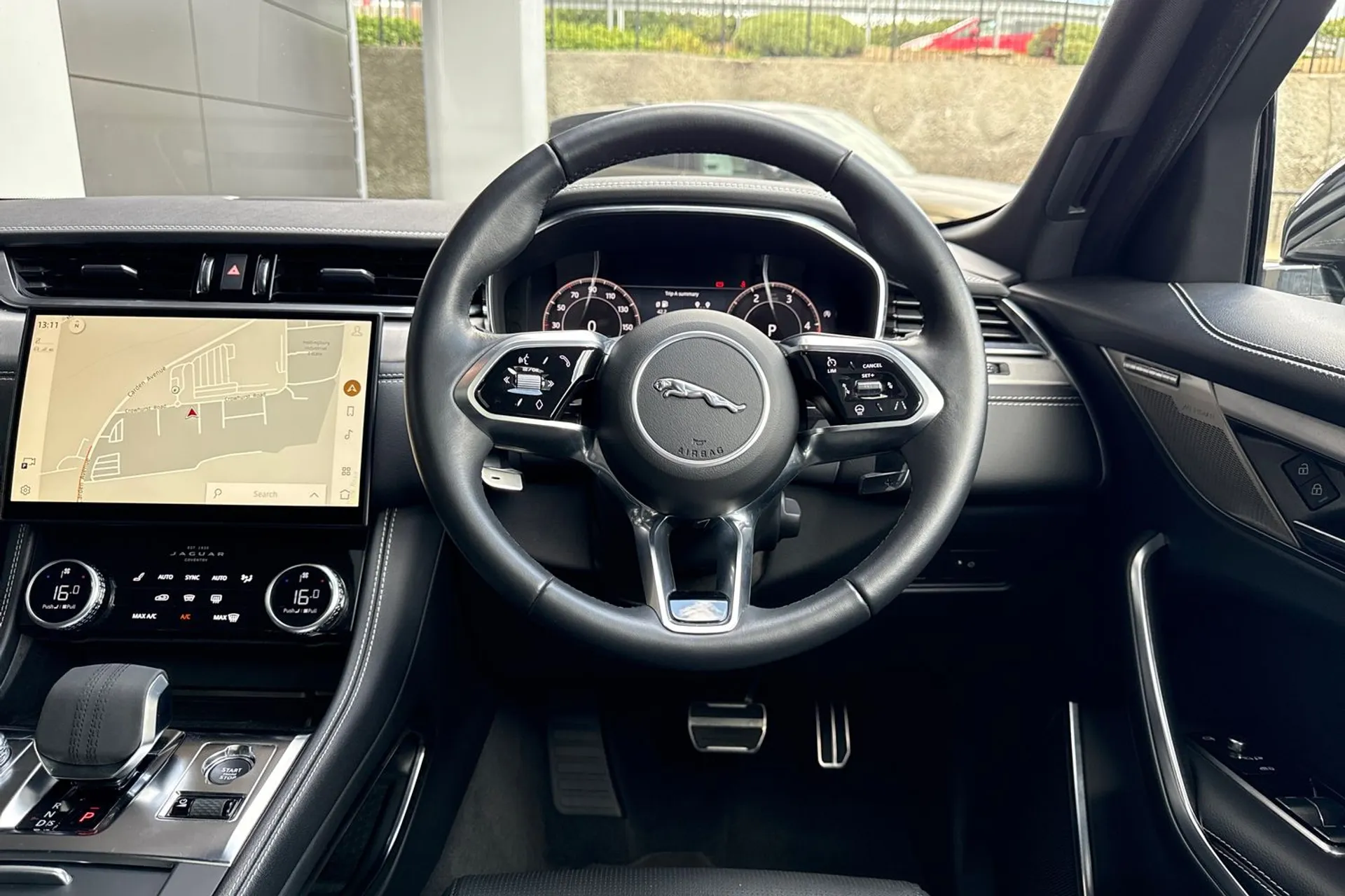 Jaguar F-PACE thumbnail image number 28