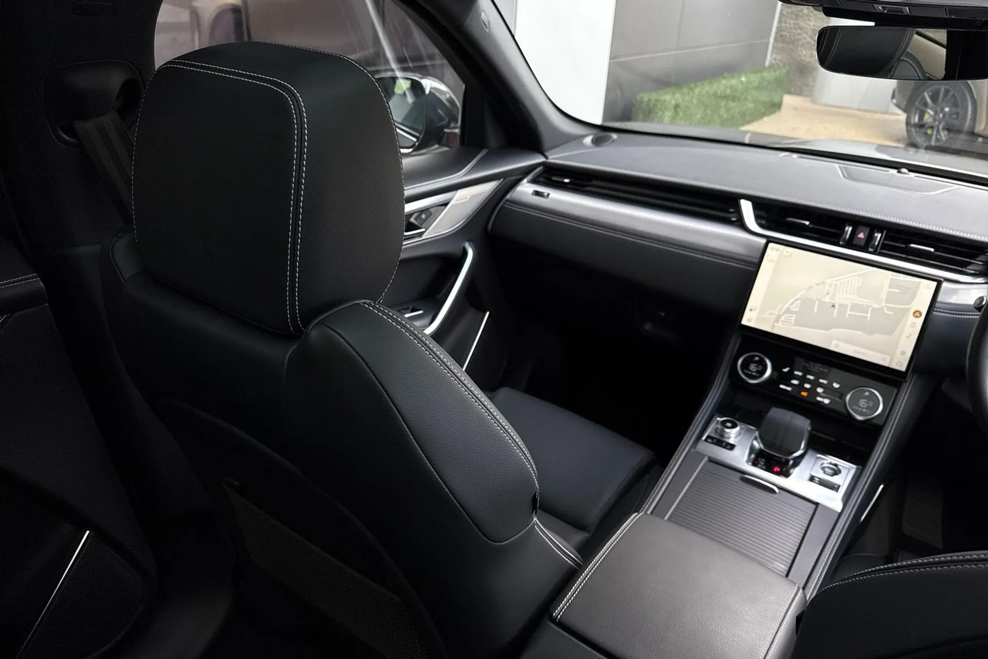 Jaguar F-PACE thumbnail image number 53