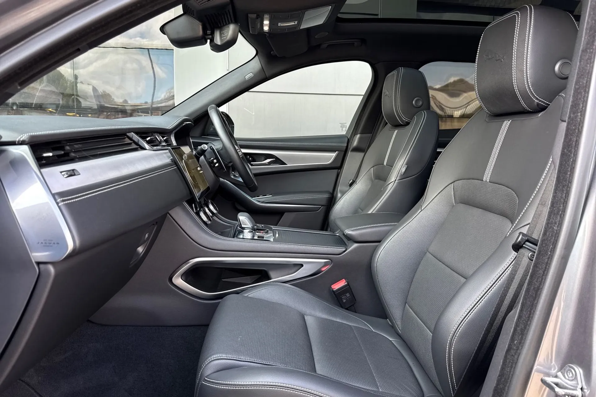 Jaguar F-PACE thumbnail image number 51