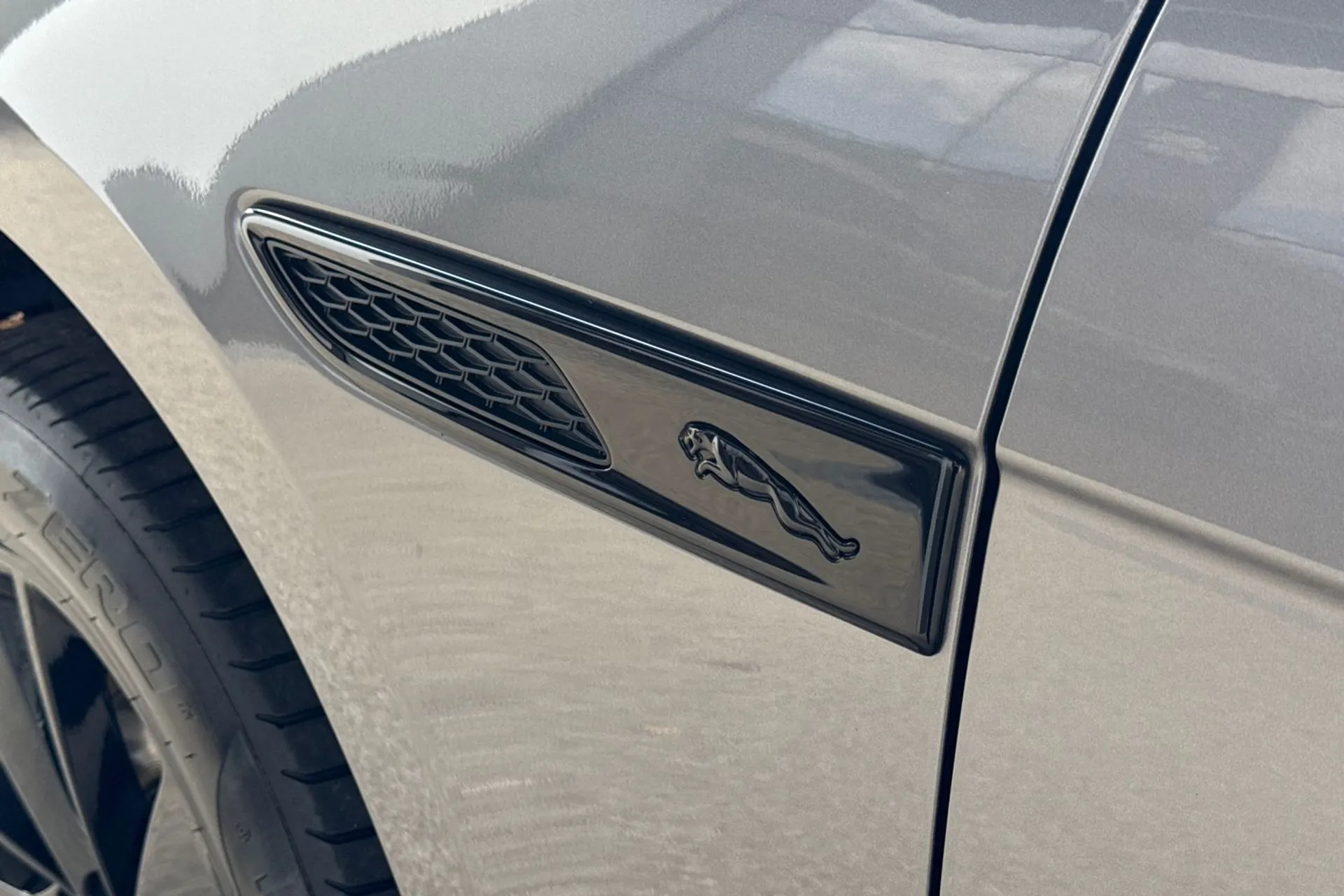 Jaguar F-PACE thumbnail image number 41