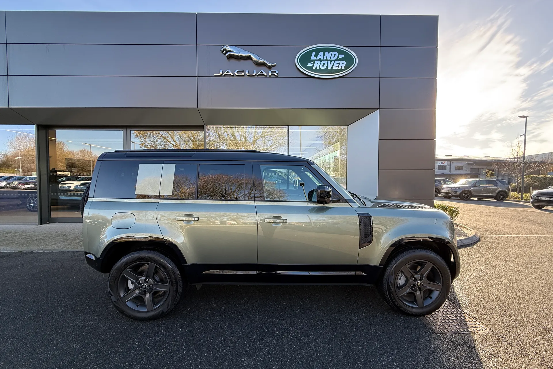 LAND ROVER DEFENDER thumbnail image number 2