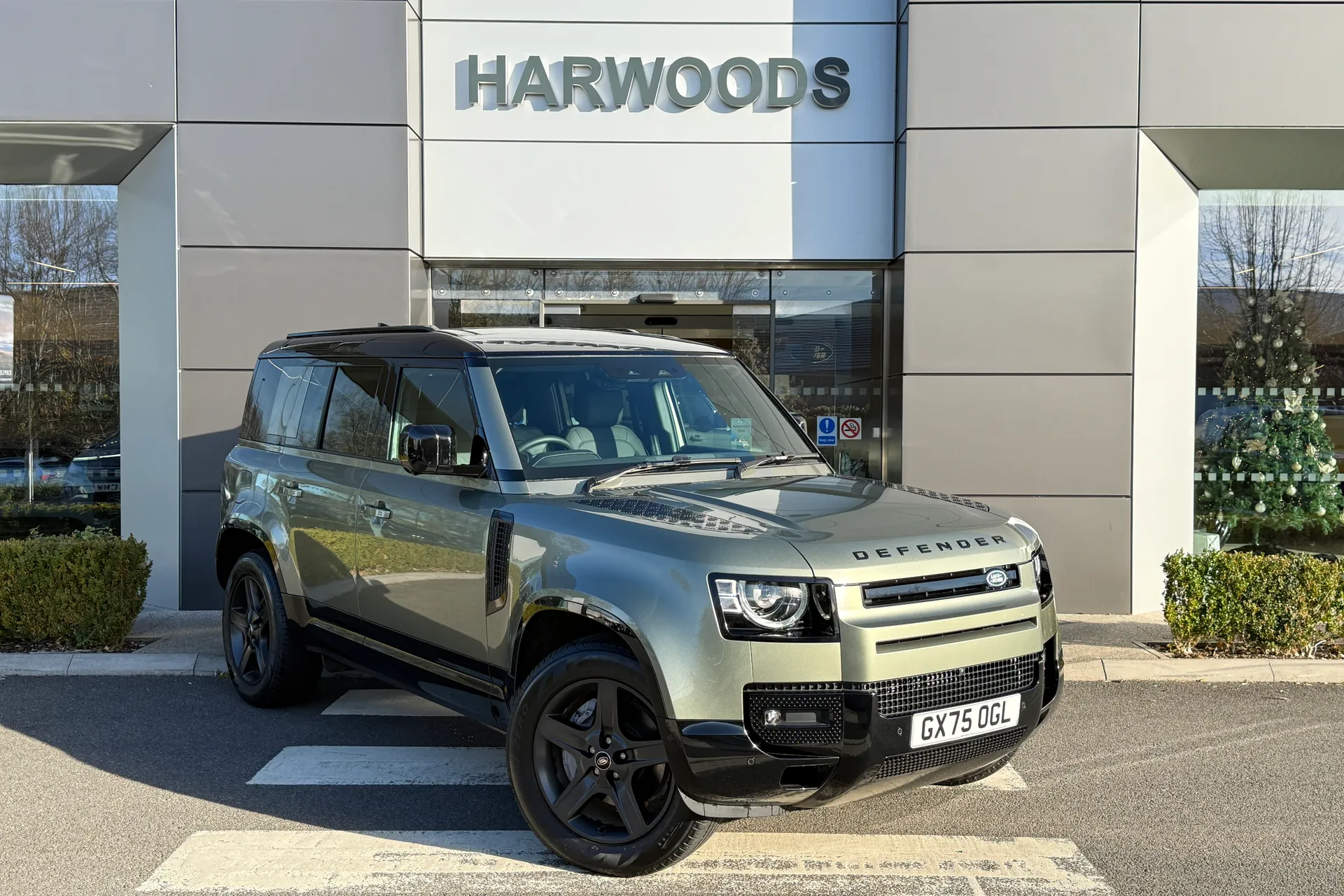 LAND ROVER DEFENDER focused image
