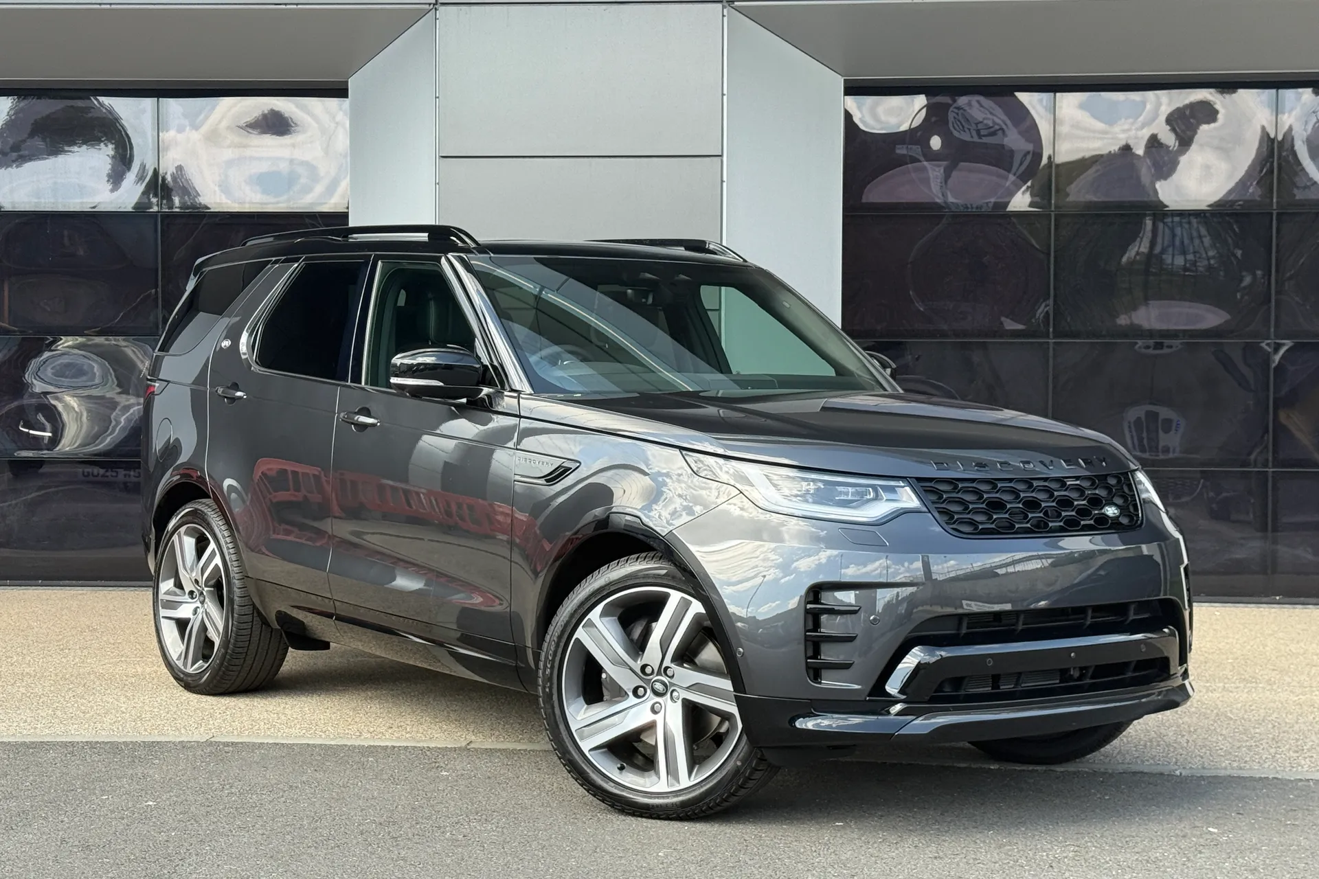 LAND ROVER DISCOVERY focused image