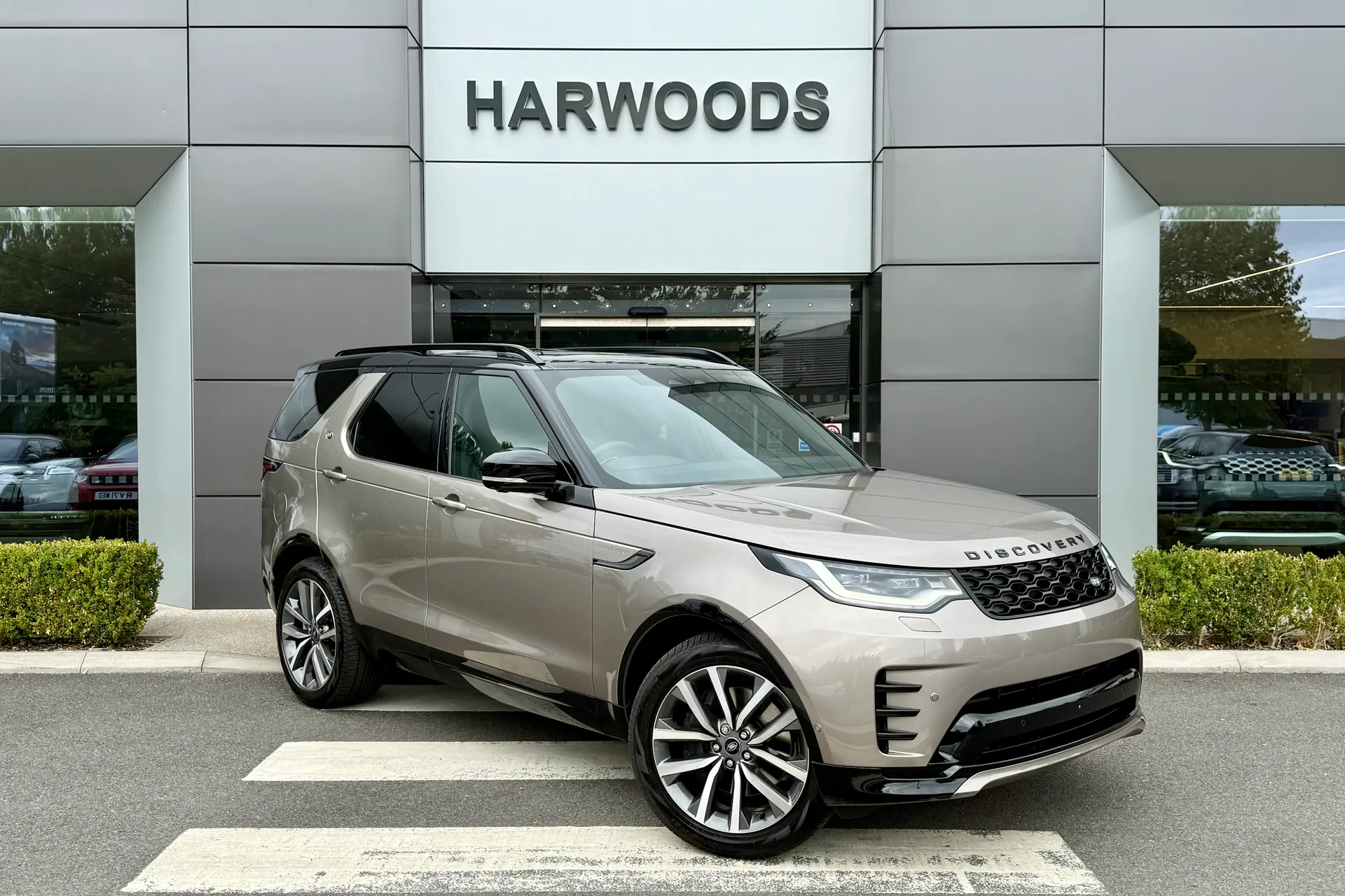LAND ROVER DISCOVERY focused image