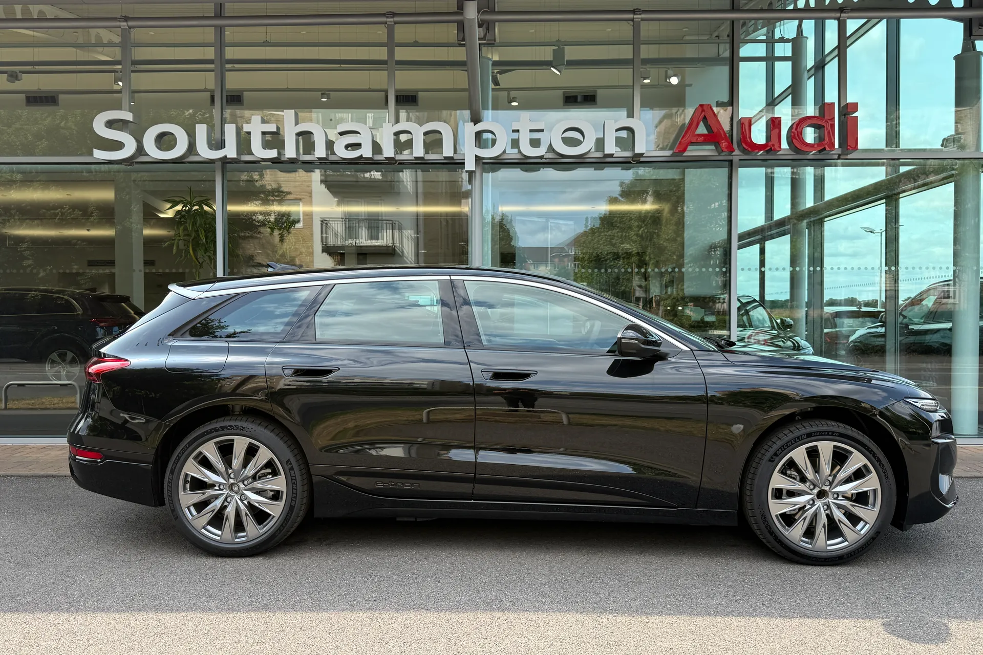 Audi A6 e-tron Avant thumbnail image number 2