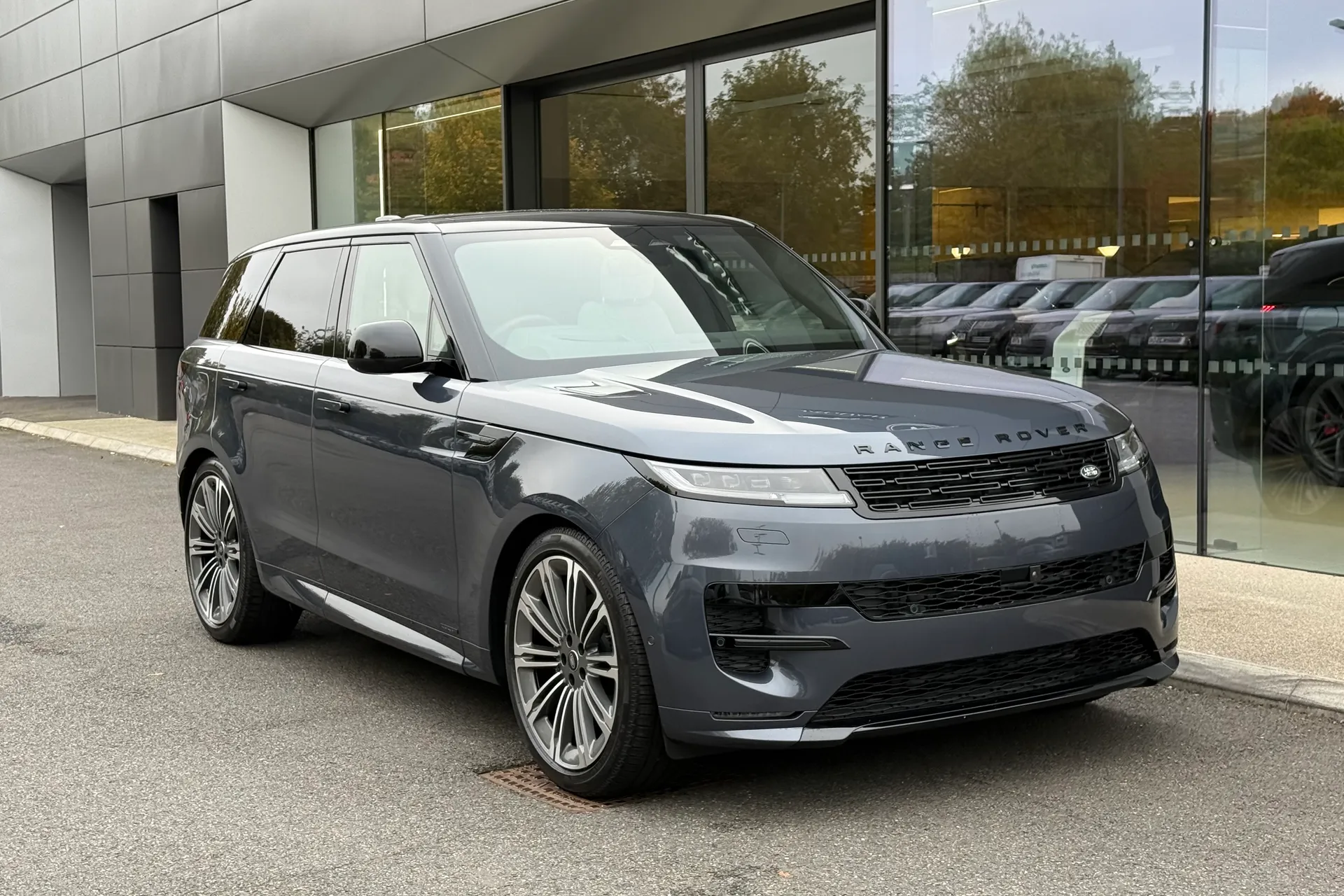 LAND ROVER RANGE ROVER SPORT focused image