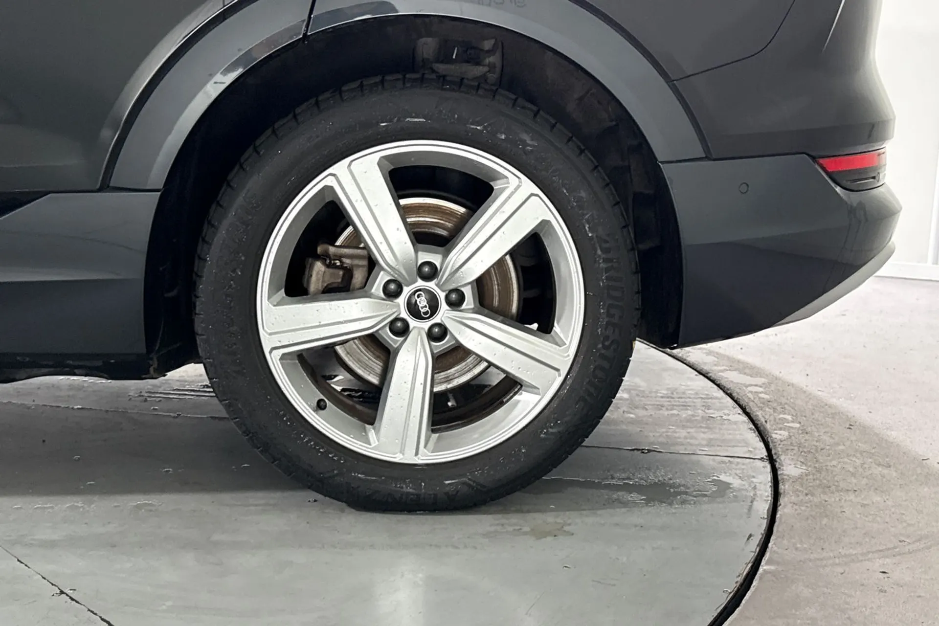 Audi e-tron thumbnail image number 12