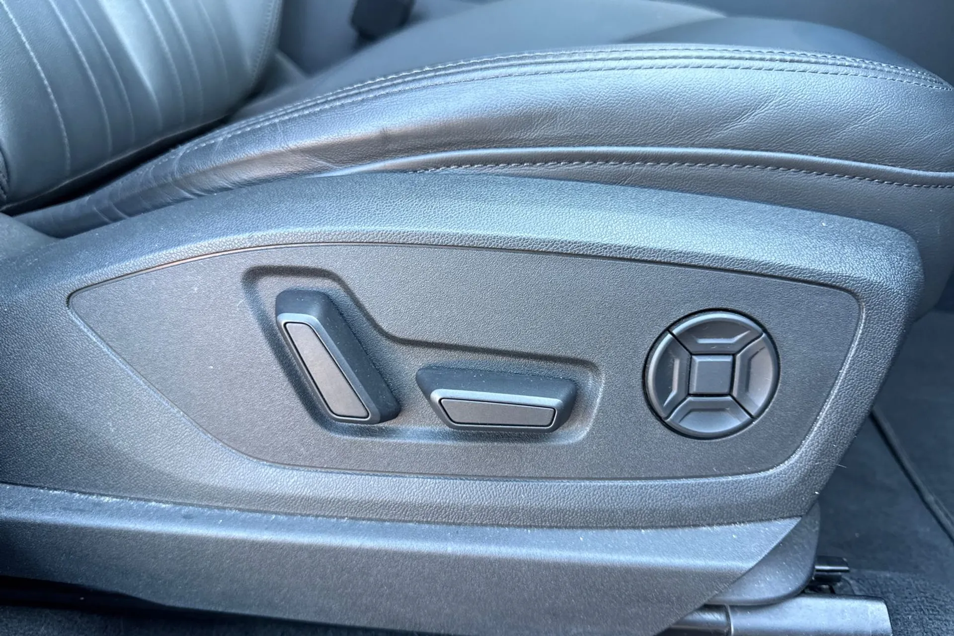 Audi e-tron thumbnail image number 35