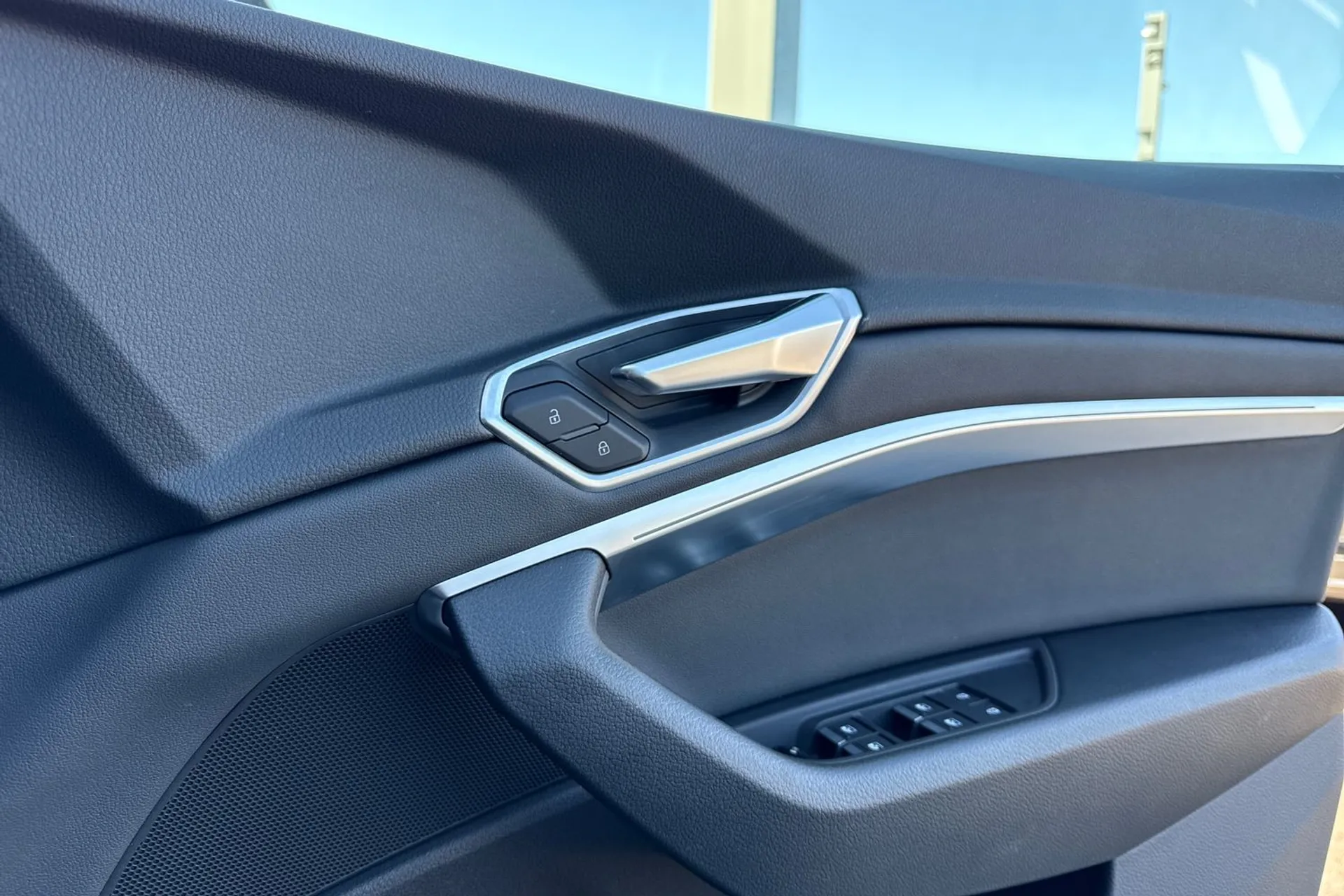 Audi e-tron thumbnail image number 46