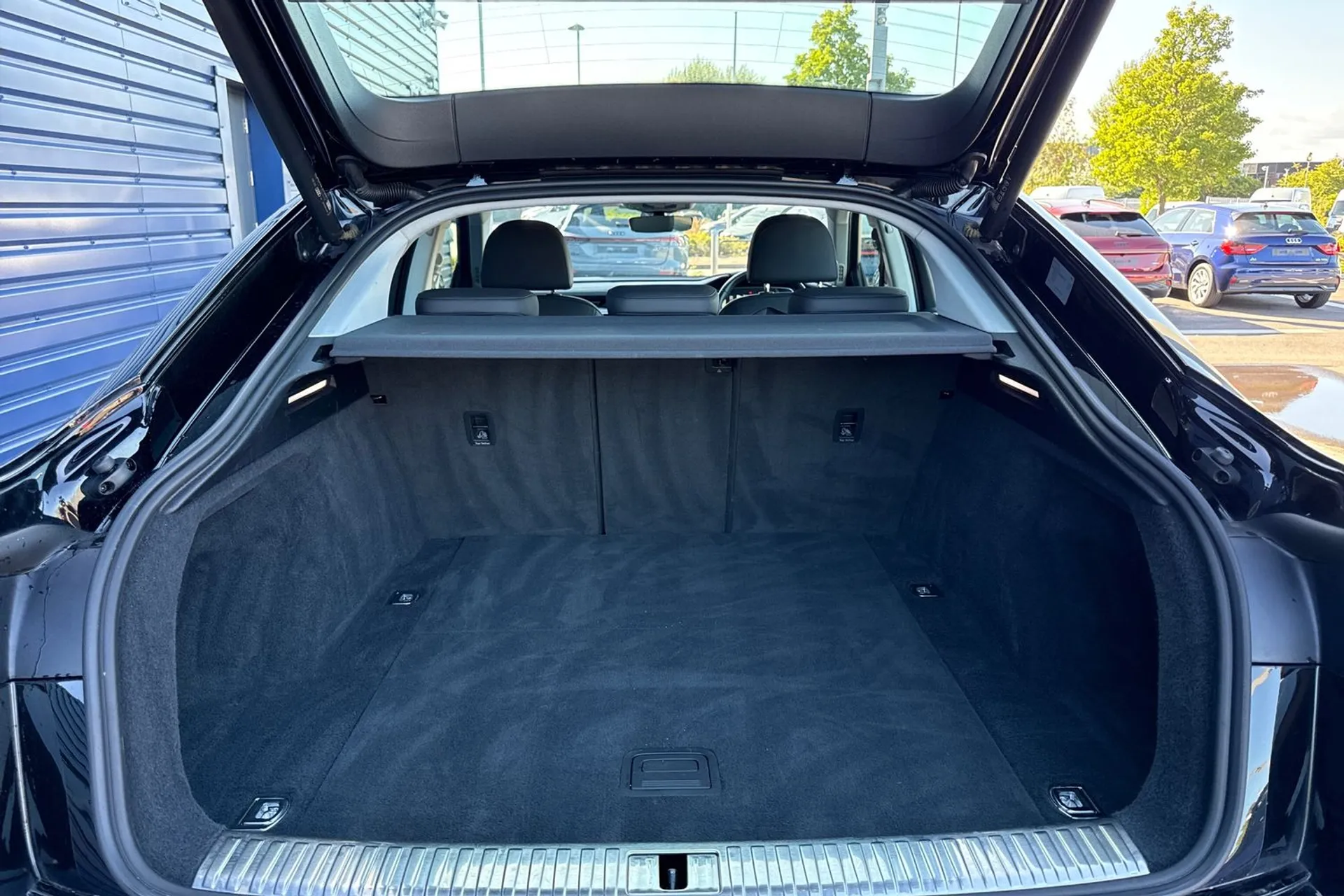 Audi e-tron thumbnail image number 18