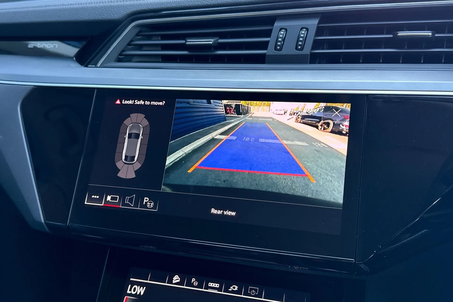 Audi e-tron thumbnail image number 27