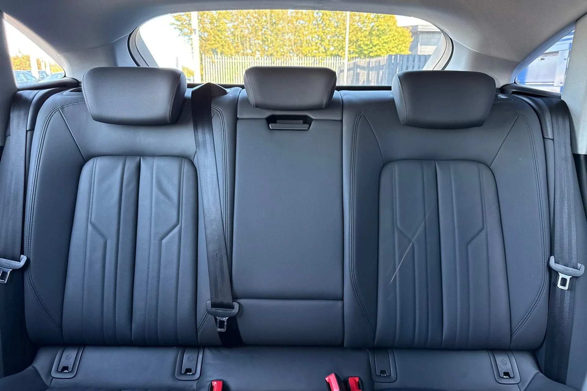 Audi e-tron thumbnail image number 36