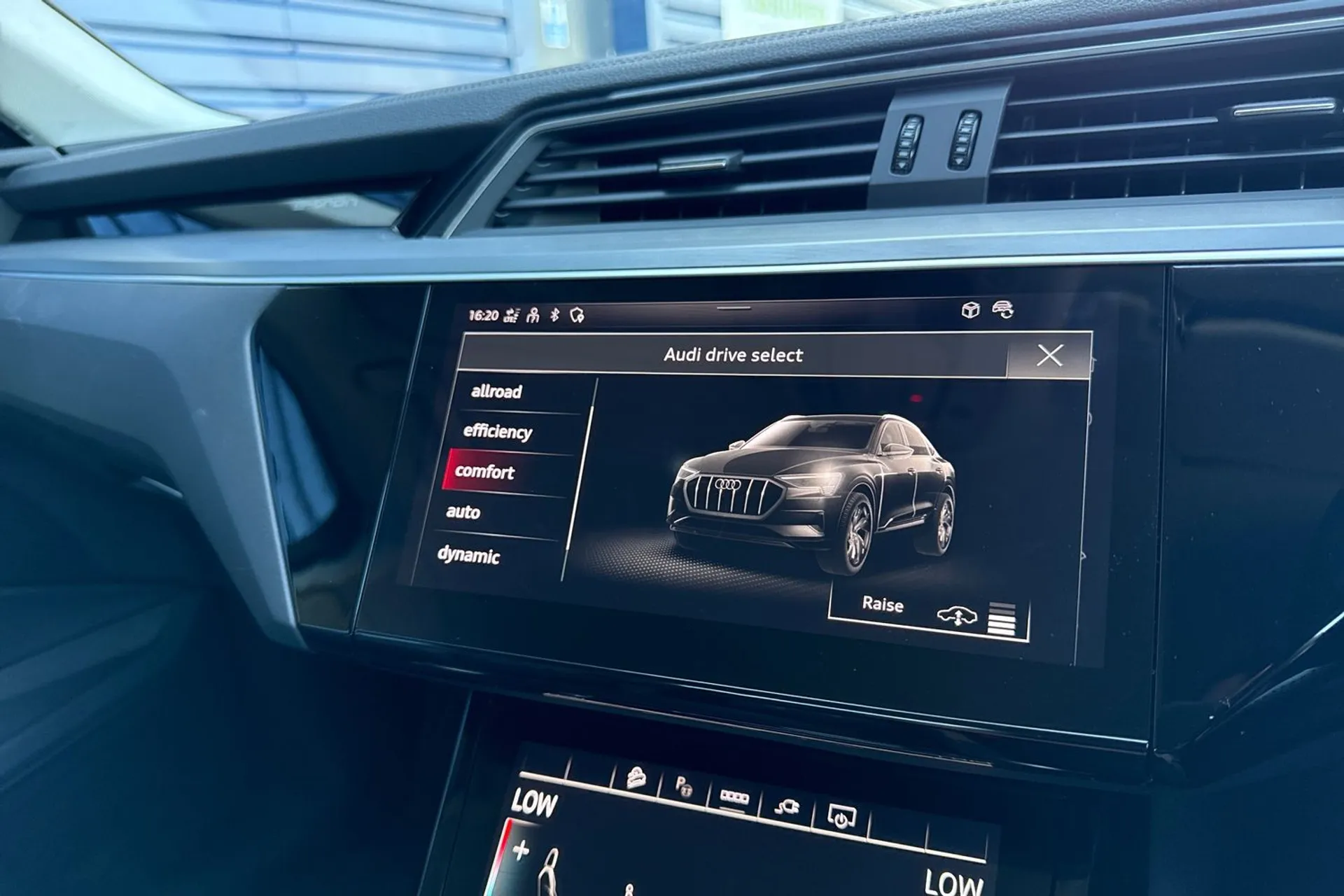 Audi e-tron thumbnail image number 32