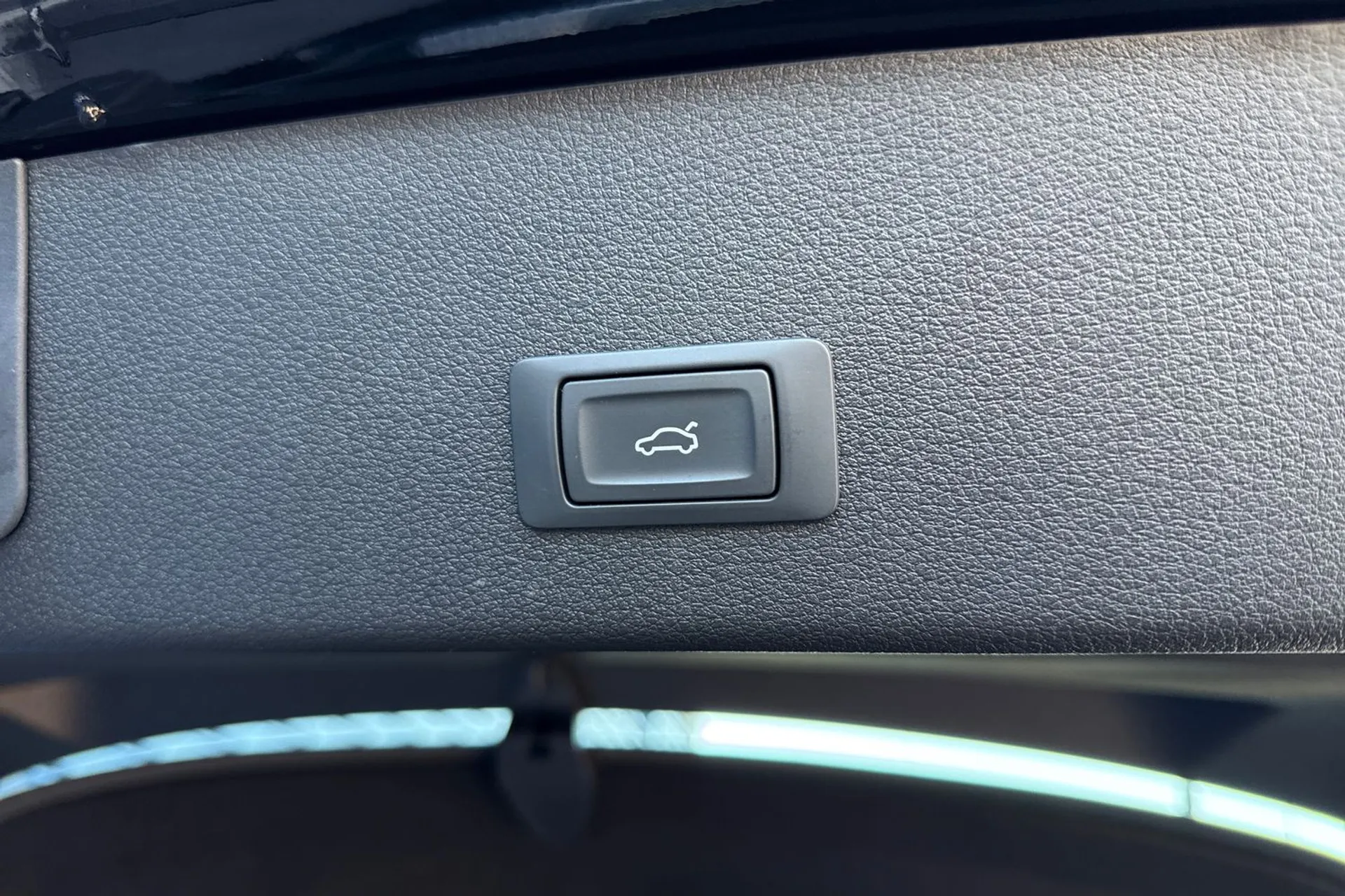 Audi e-tron thumbnail image number 19