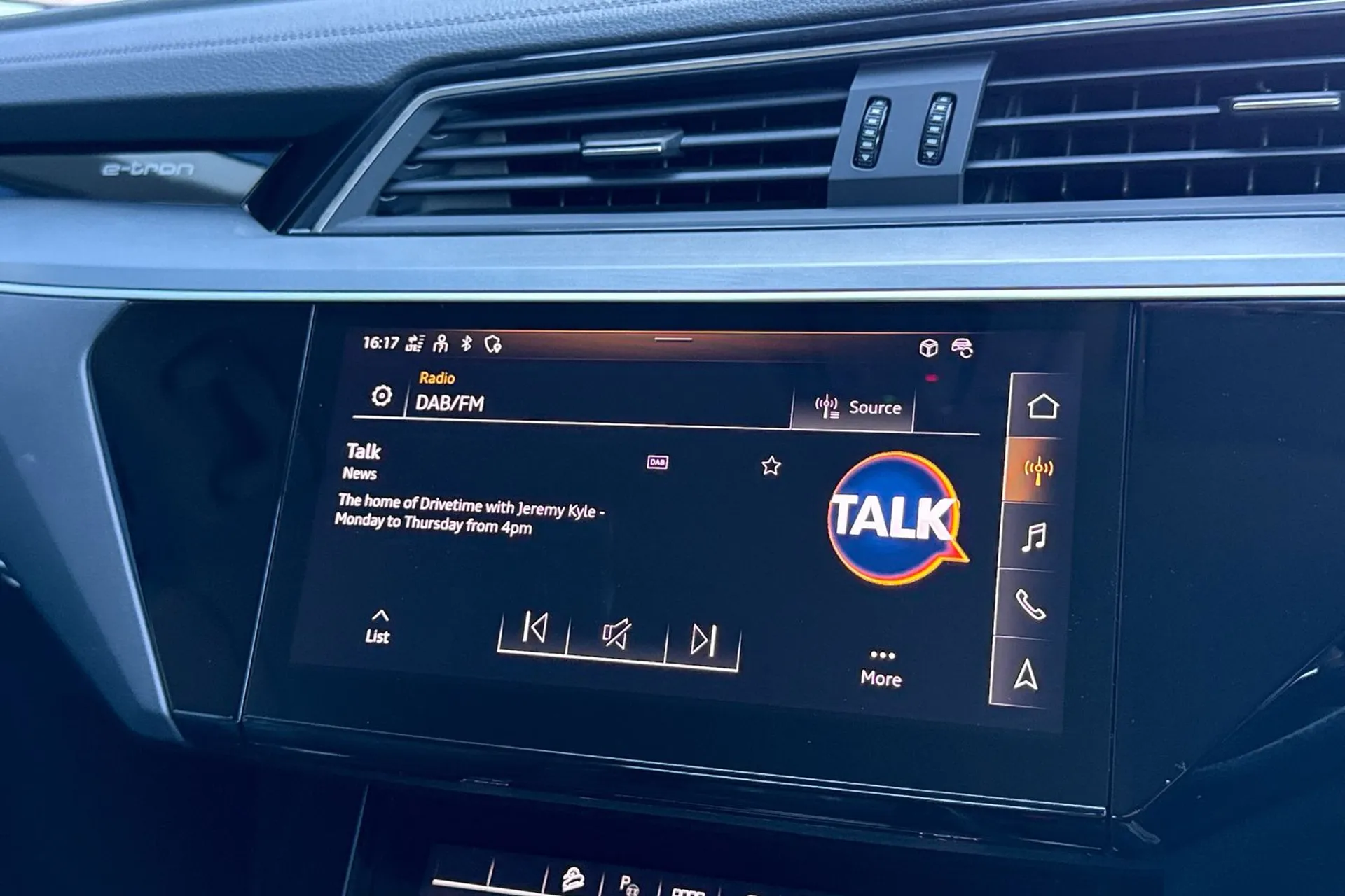 Audi e-tron thumbnail image number 25