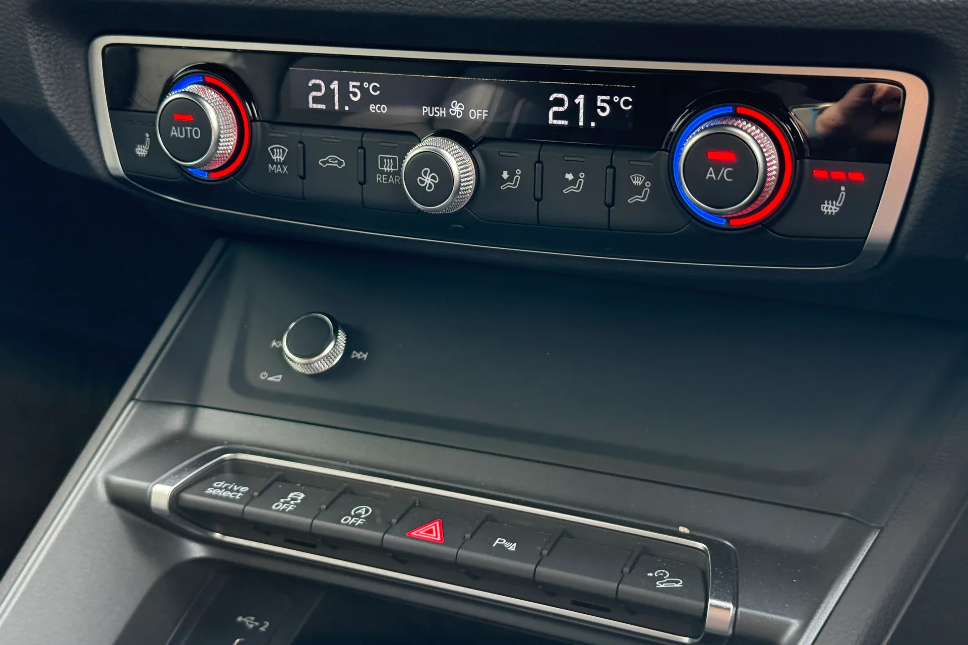 Audi Q3 thumbnail image number 14