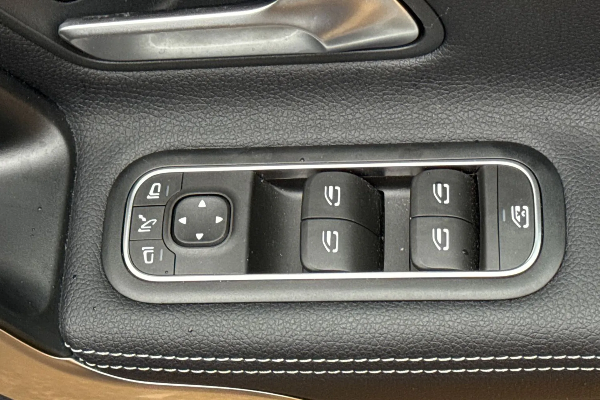 MERCEDES-BENZ CLA thumbnail image number 46