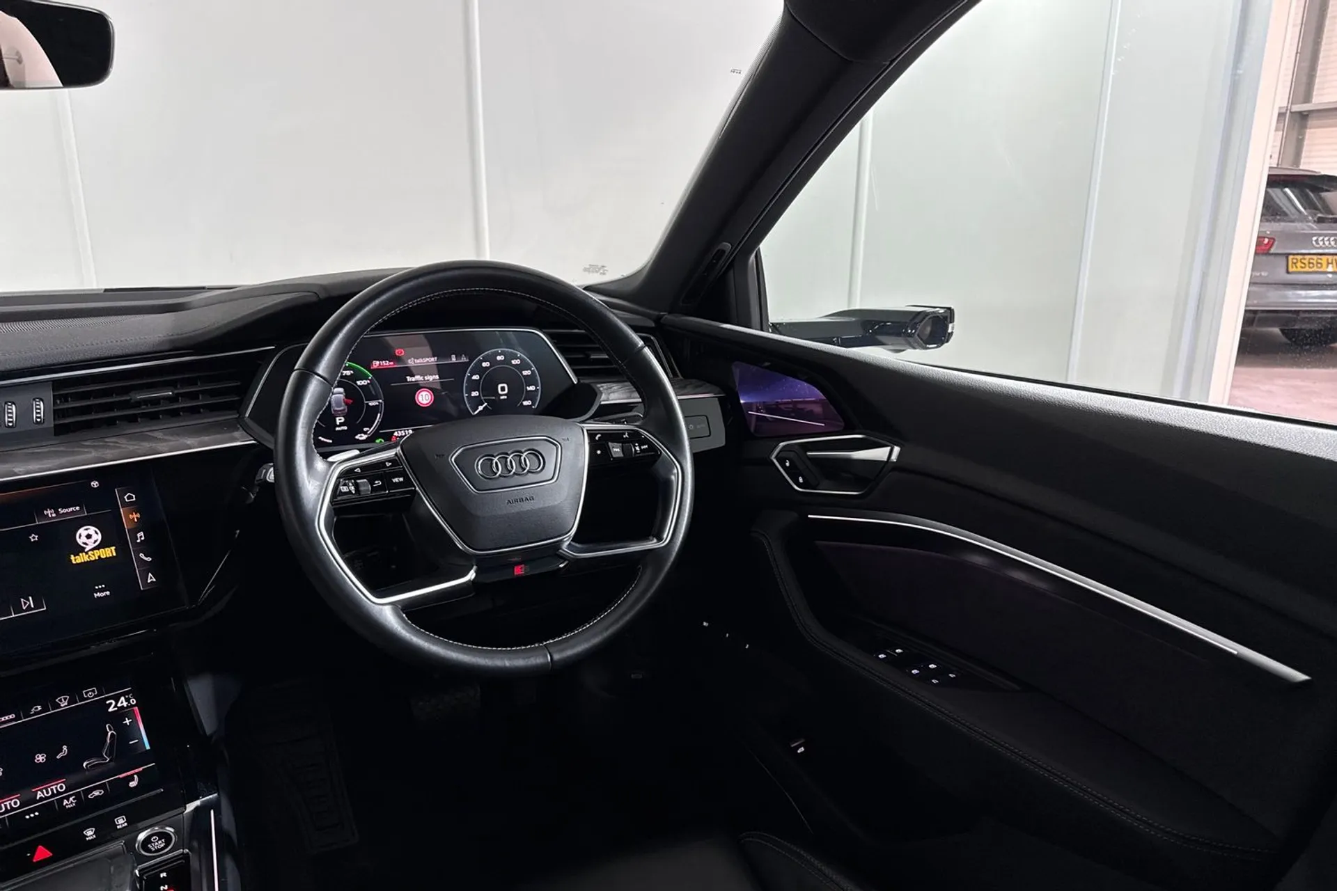 Audi e-tron thumbnail image number 44