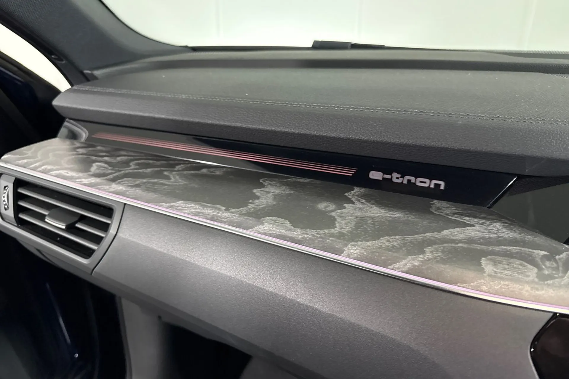 Audi e-tron thumbnail image number 28