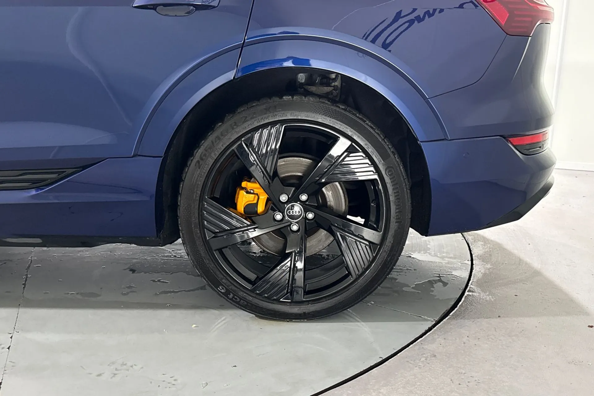 Audi e-tron thumbnail image number 12