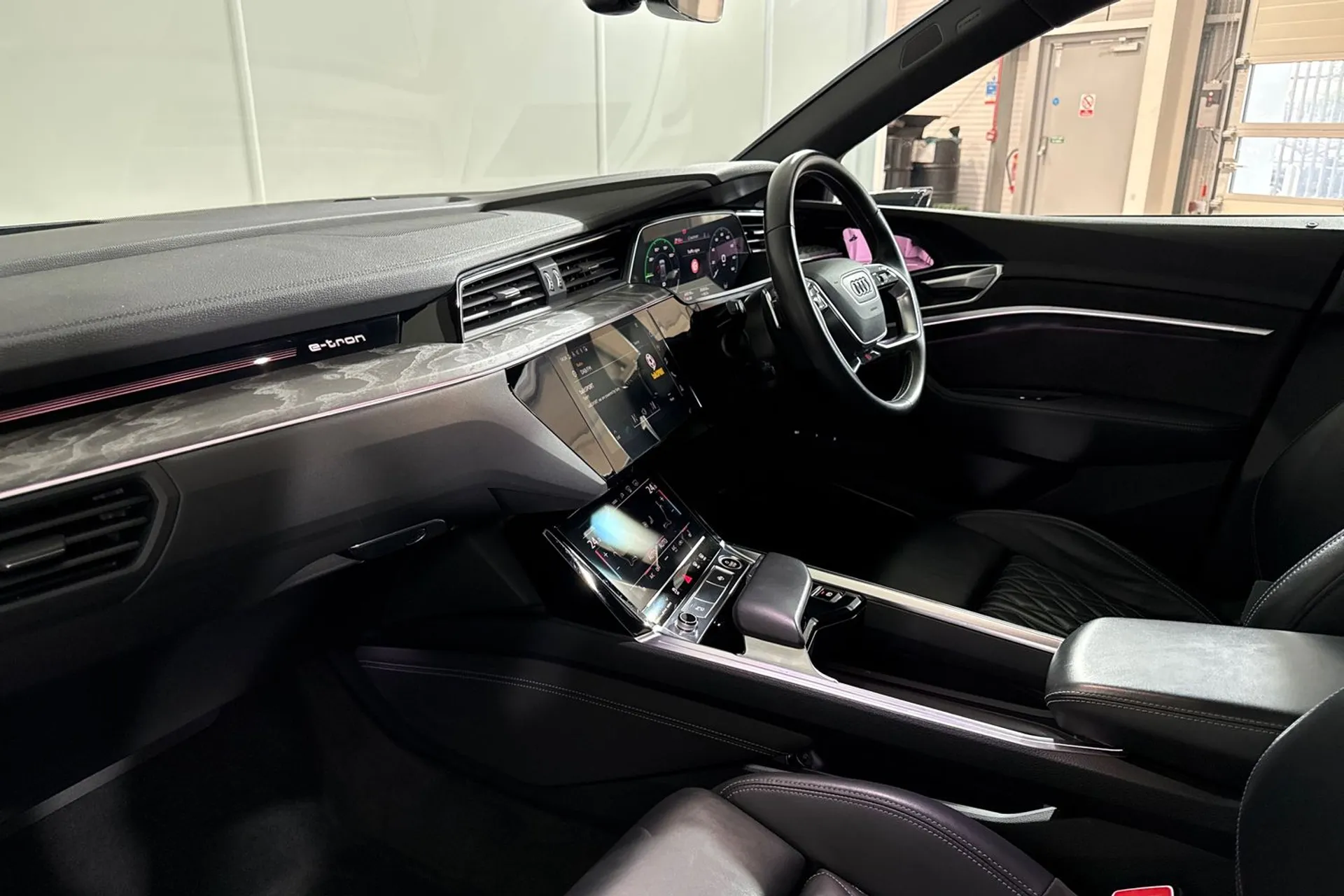 Audi e-tron thumbnail image number 33