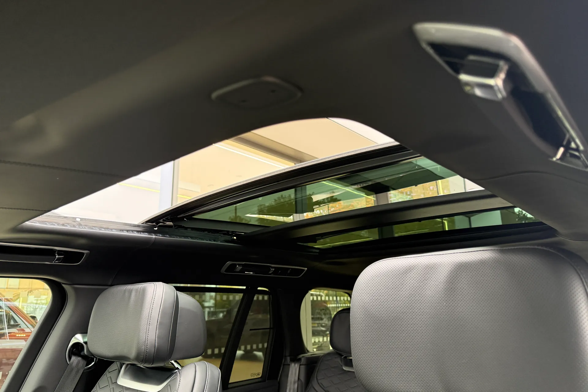 LAND ROVER RANGE ROVER thumbnail image number 4