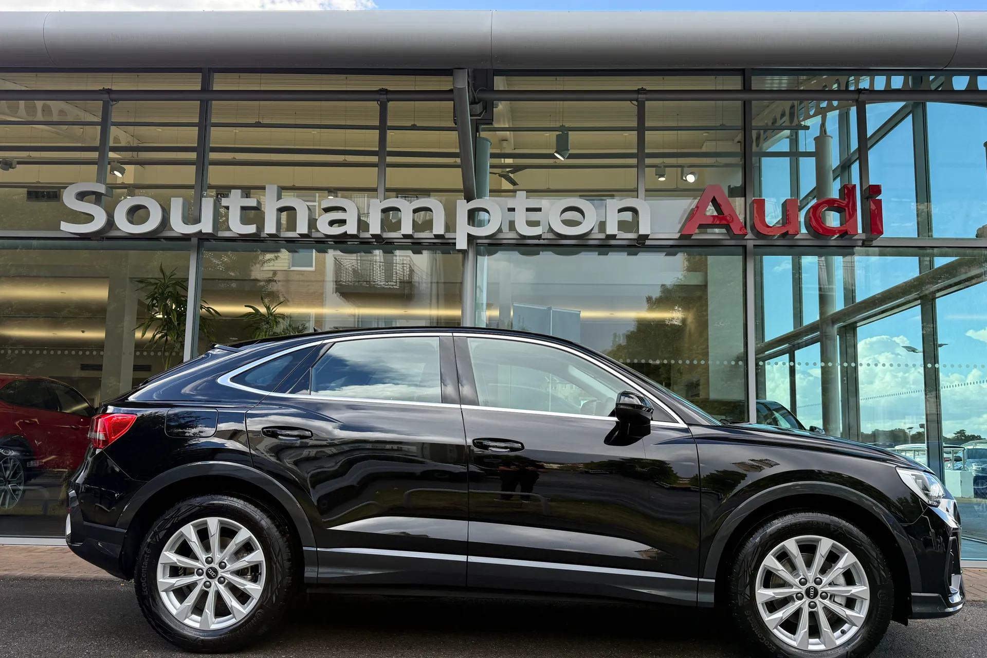 Audi Q3 thumbnail image number 2