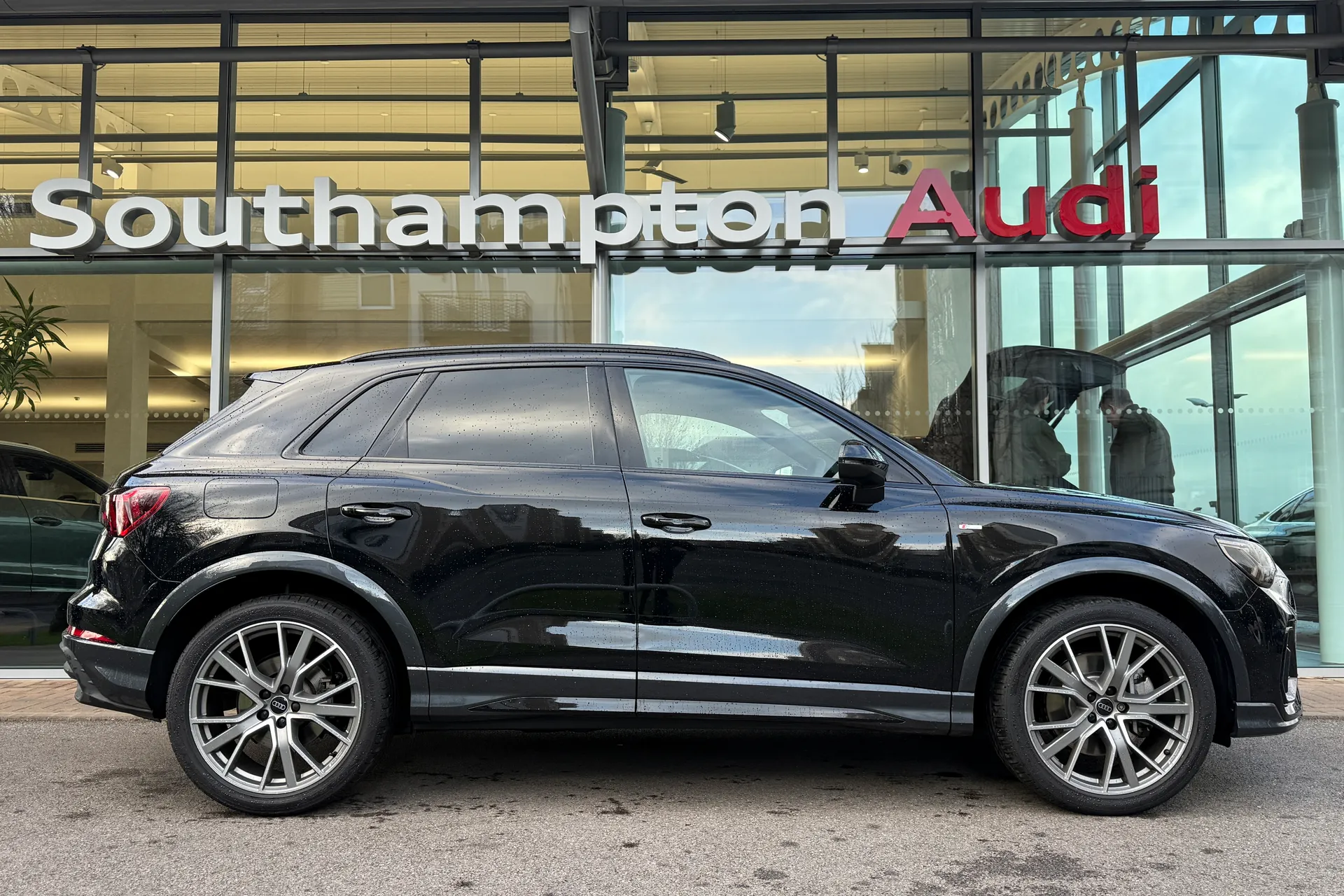 Audi Q3 thumbnail image number 2