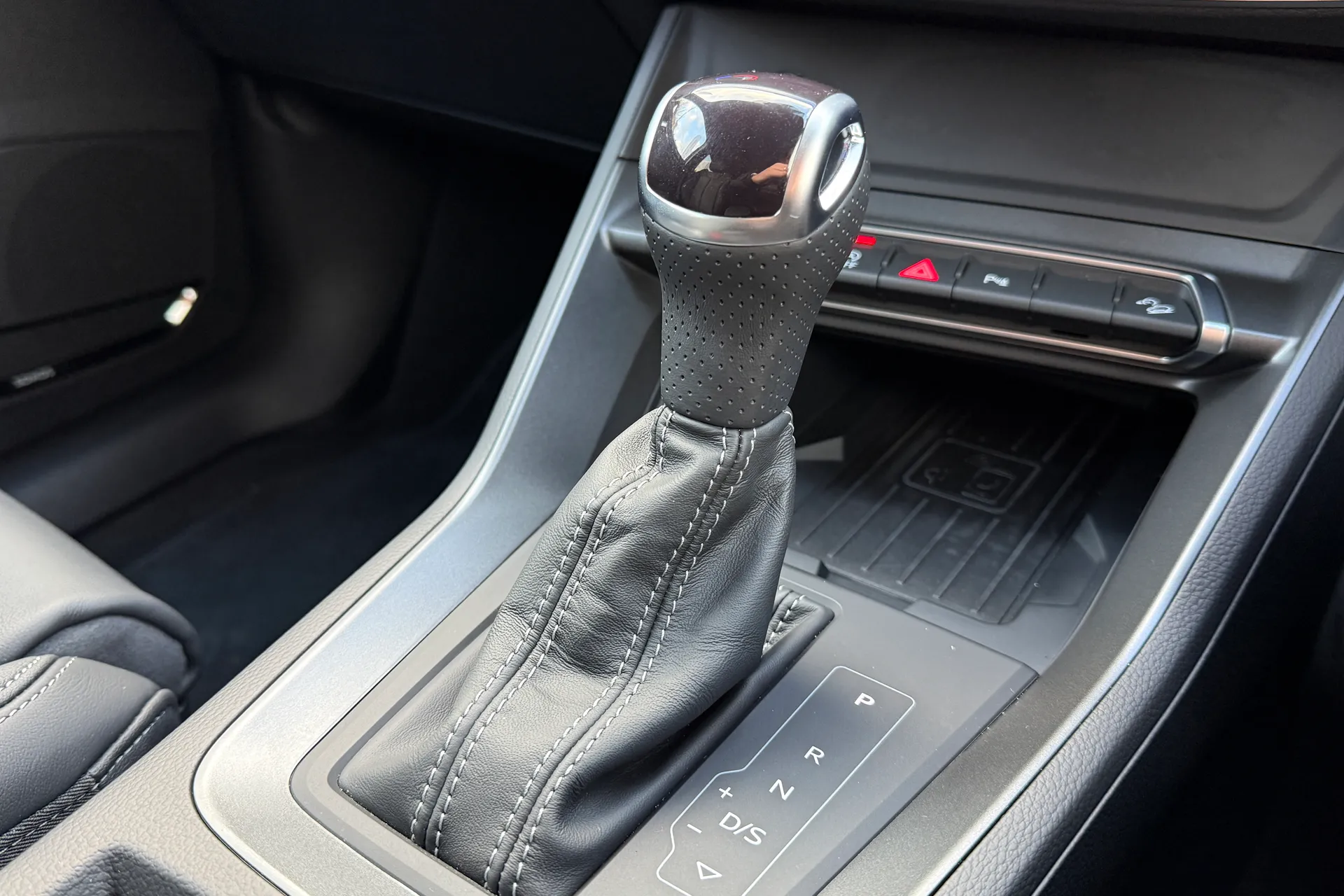 Audi Q3 thumbnail image number 24