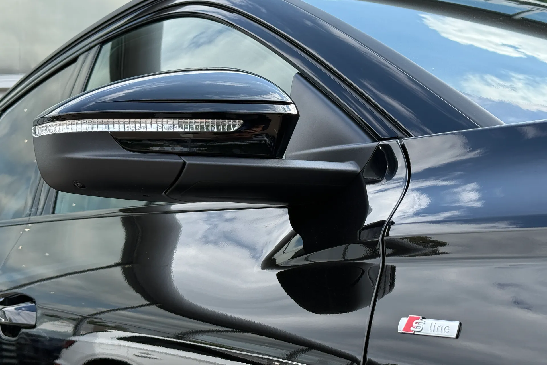 Audi Q6 e-tron thumbnail image number 6