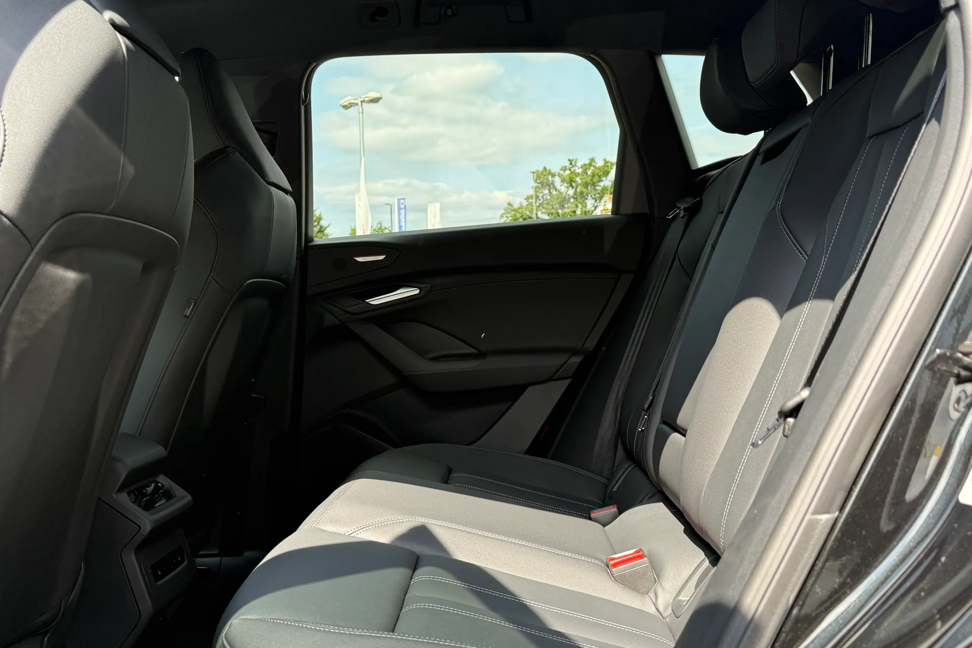 Audi Q6 e-tron thumbnail image number 48