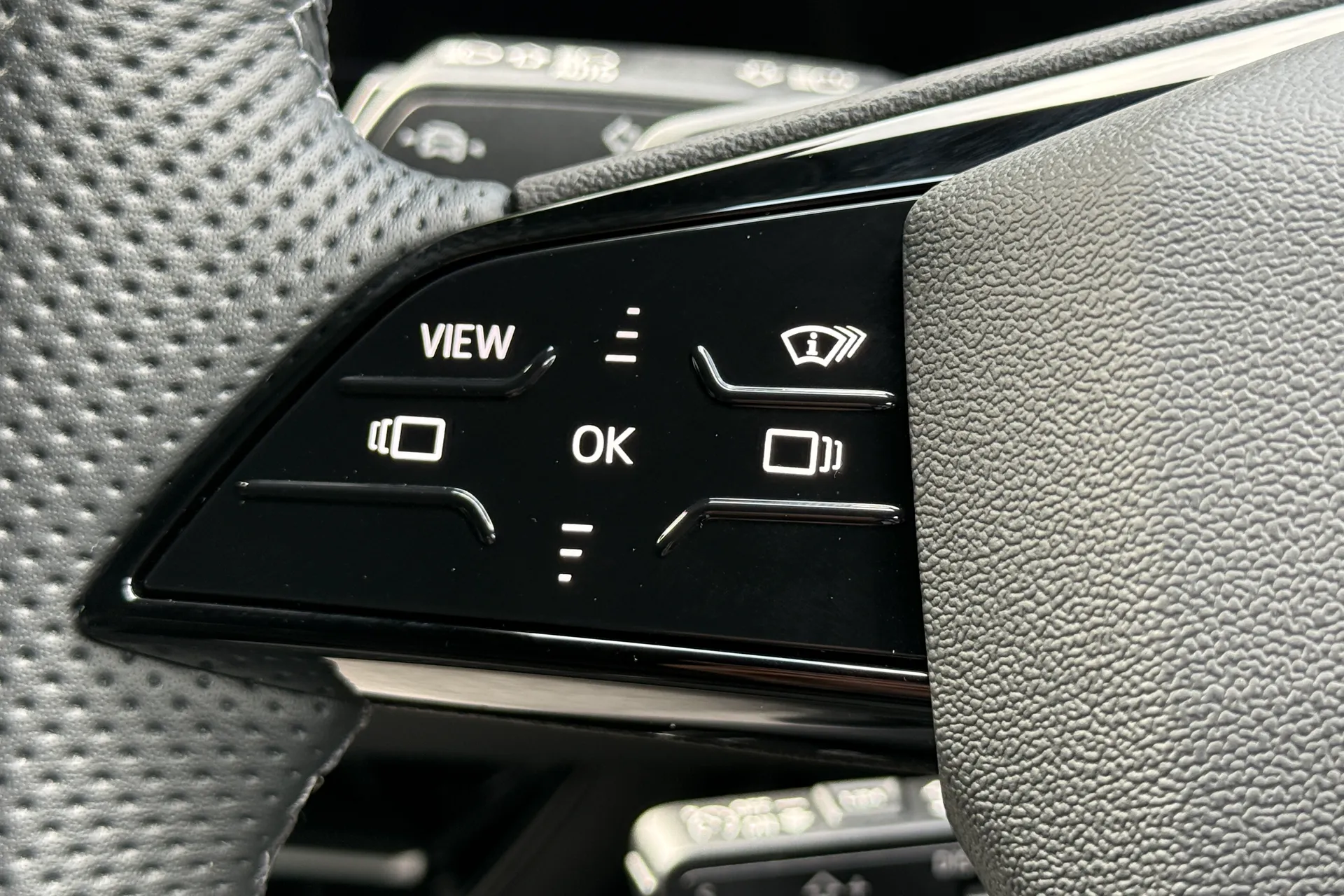 Audi Q6 e-tron thumbnail image number 17