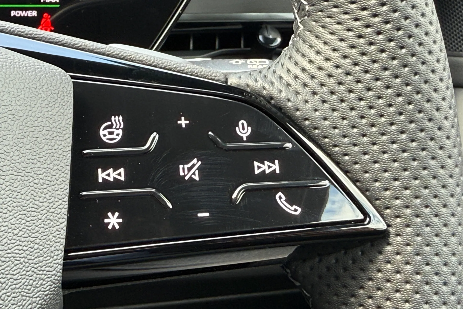 Audi Q6 e-tron thumbnail image number 16