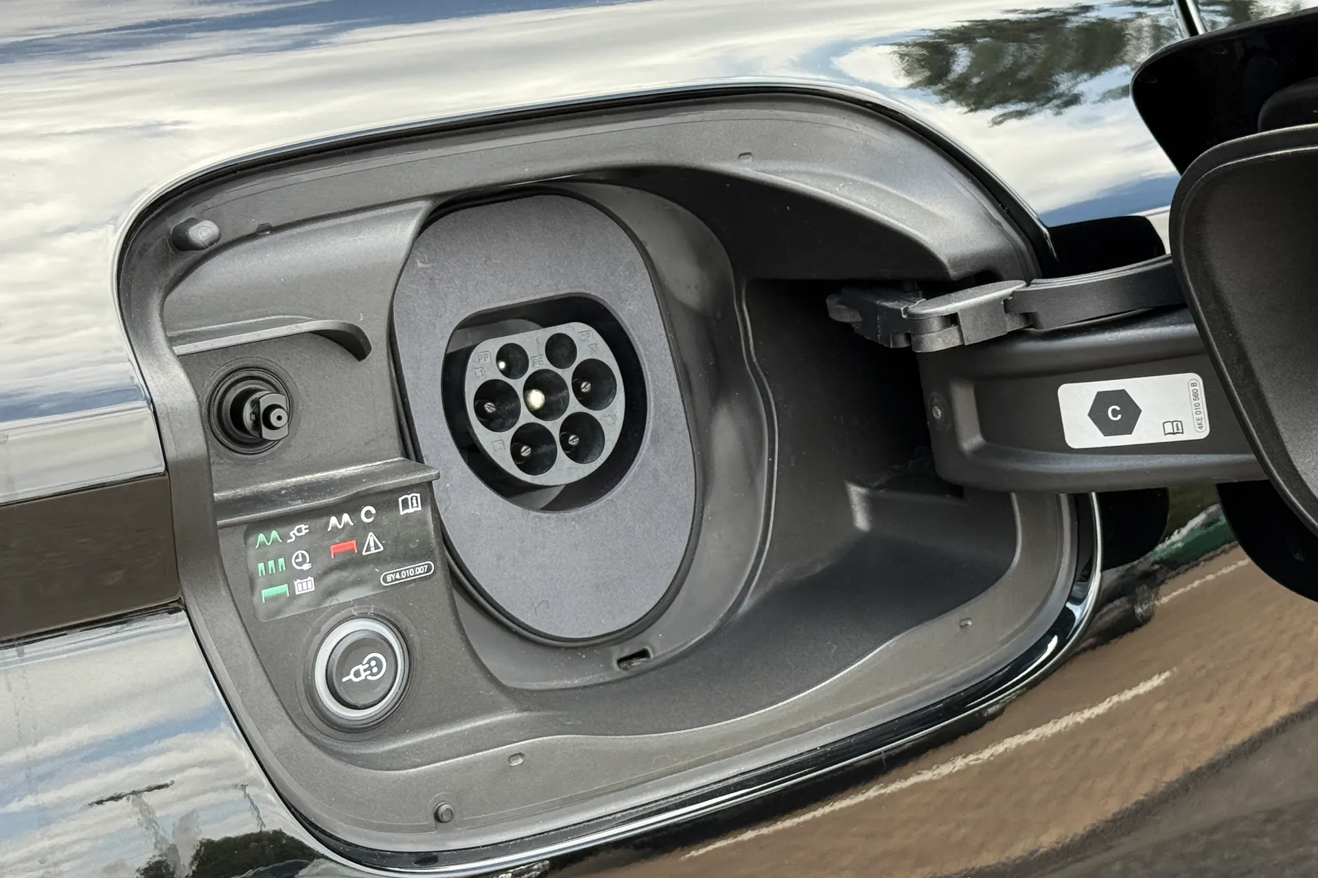 Audi Q6 e-tron thumbnail image number 9