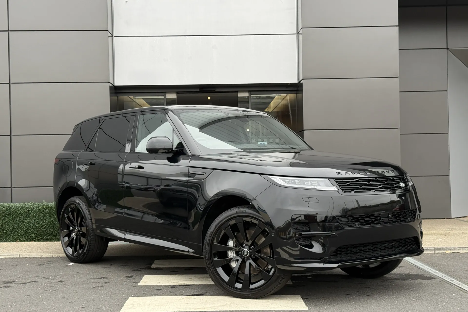 LAND ROVER RANGE ROVER SPORT focused image