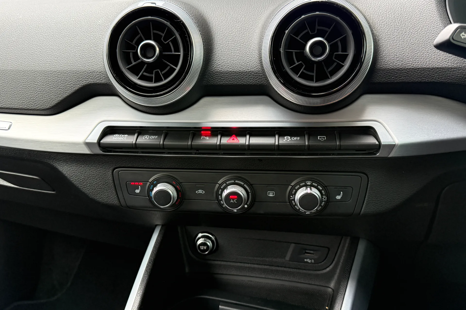 Audi Q2 thumbnail image number 19