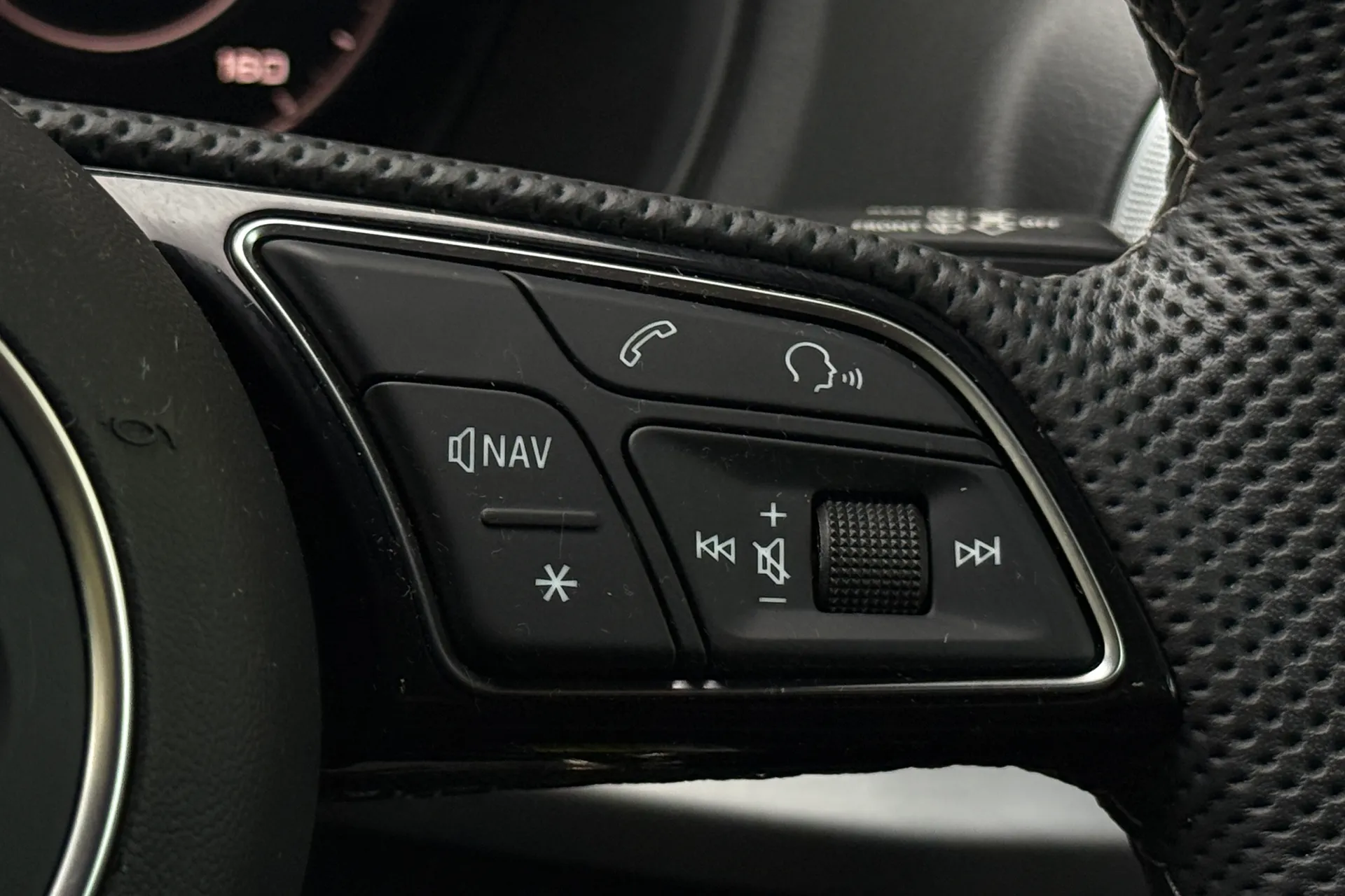 Audi Q2 thumbnail image number 11
