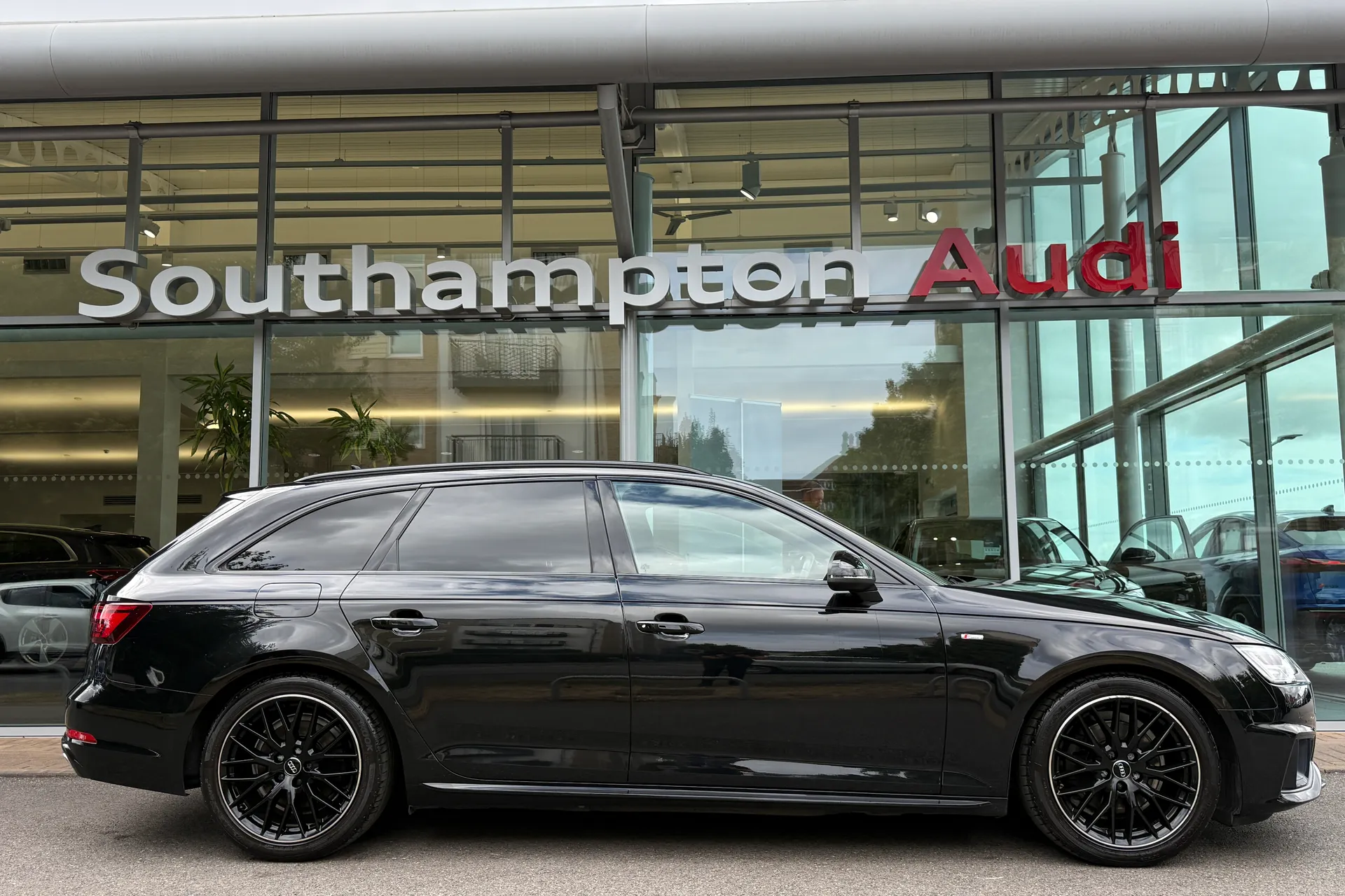 Audi A4 thumbnail image number 2