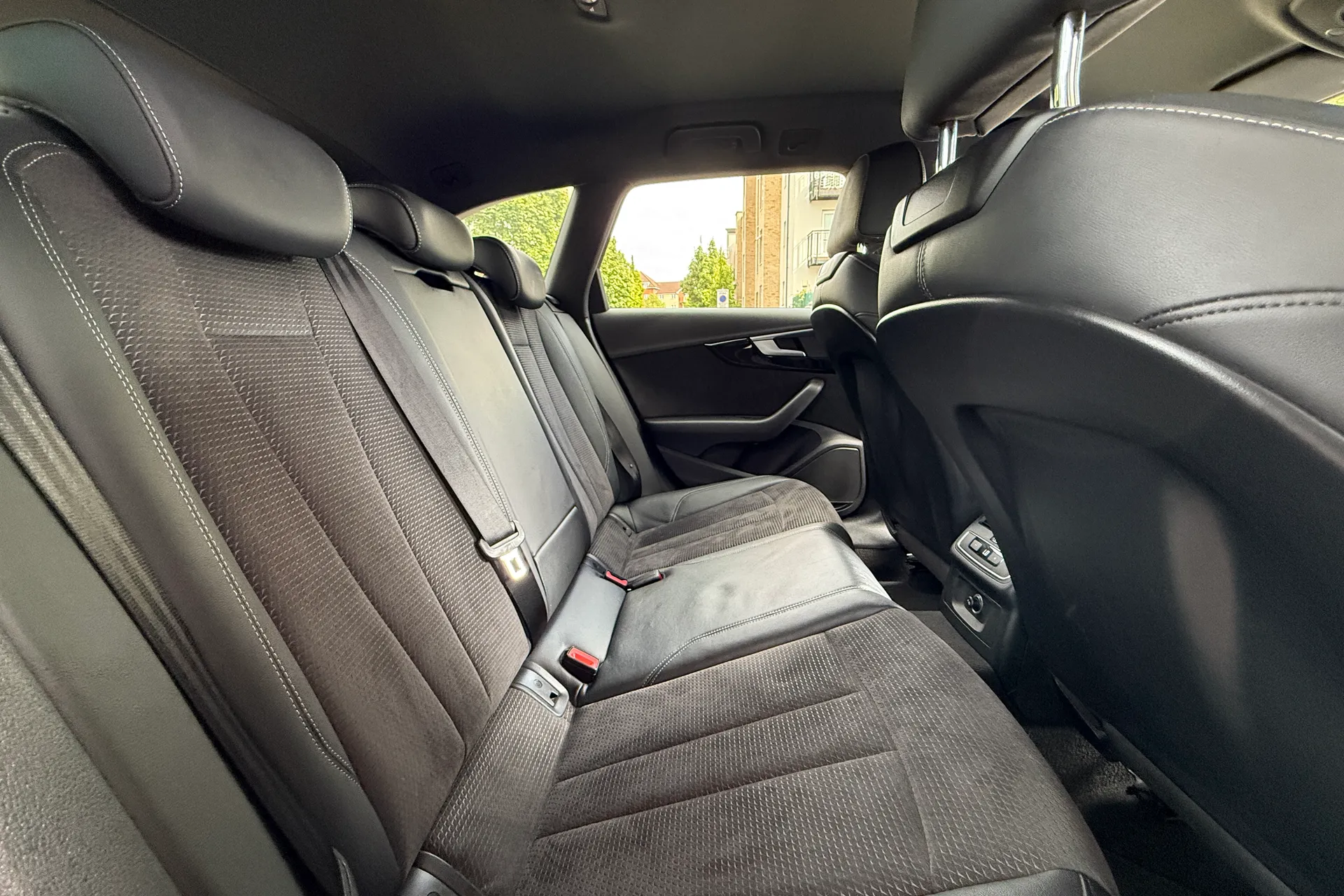 Audi A4 thumbnail image number 31