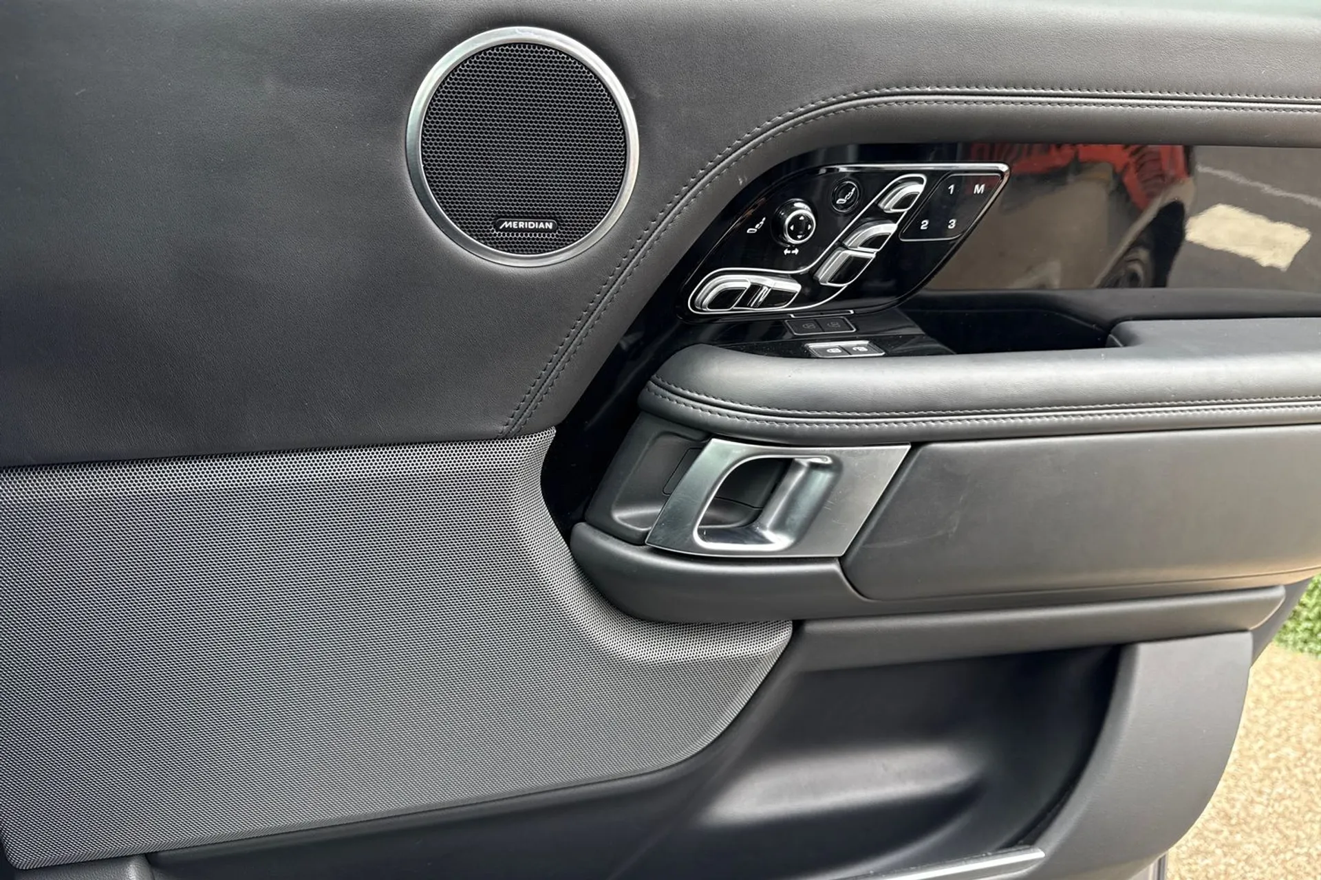 LAND ROVER RANGE ROVER thumbnail image number 22