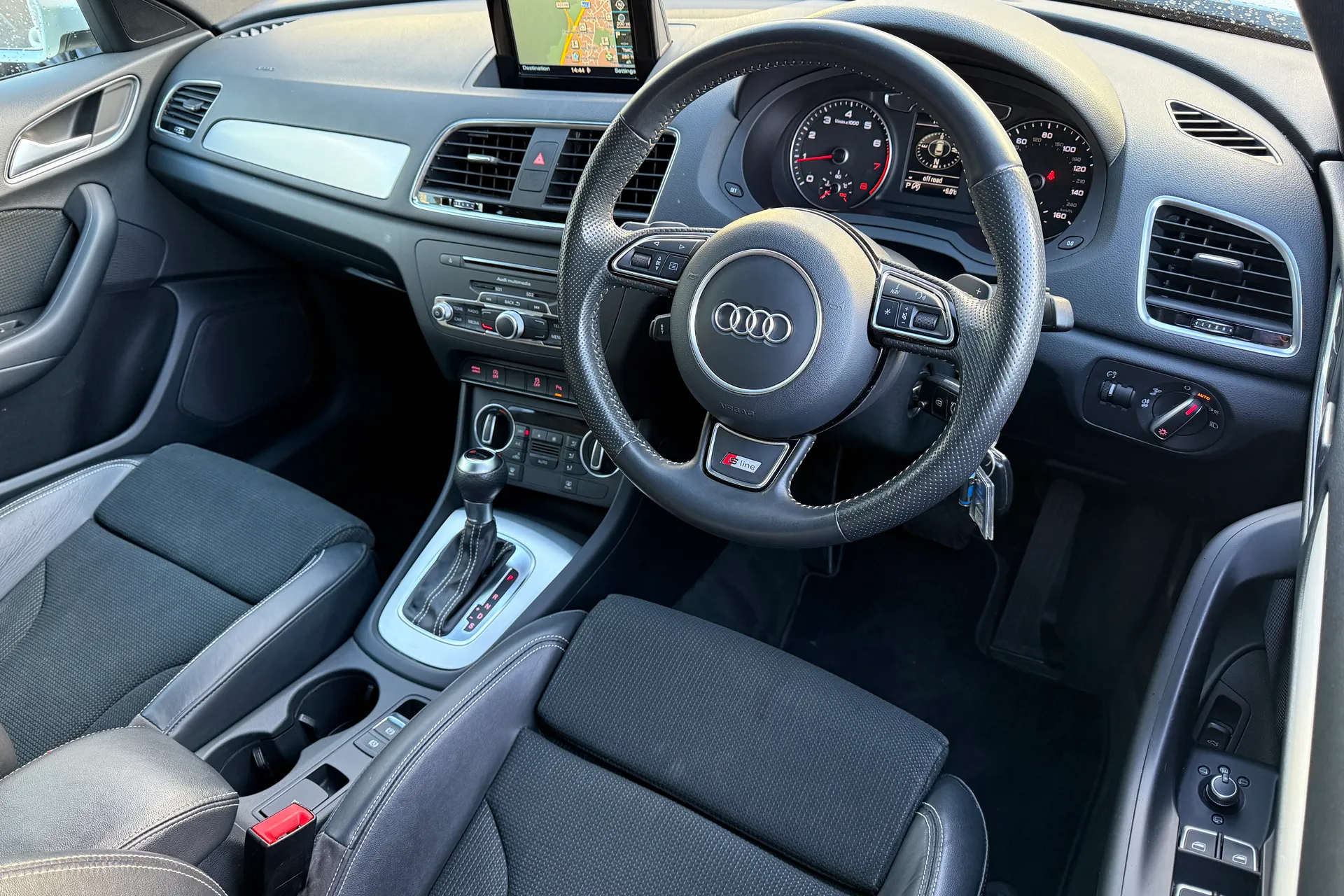 Audi Q3 thumbnail image number 12